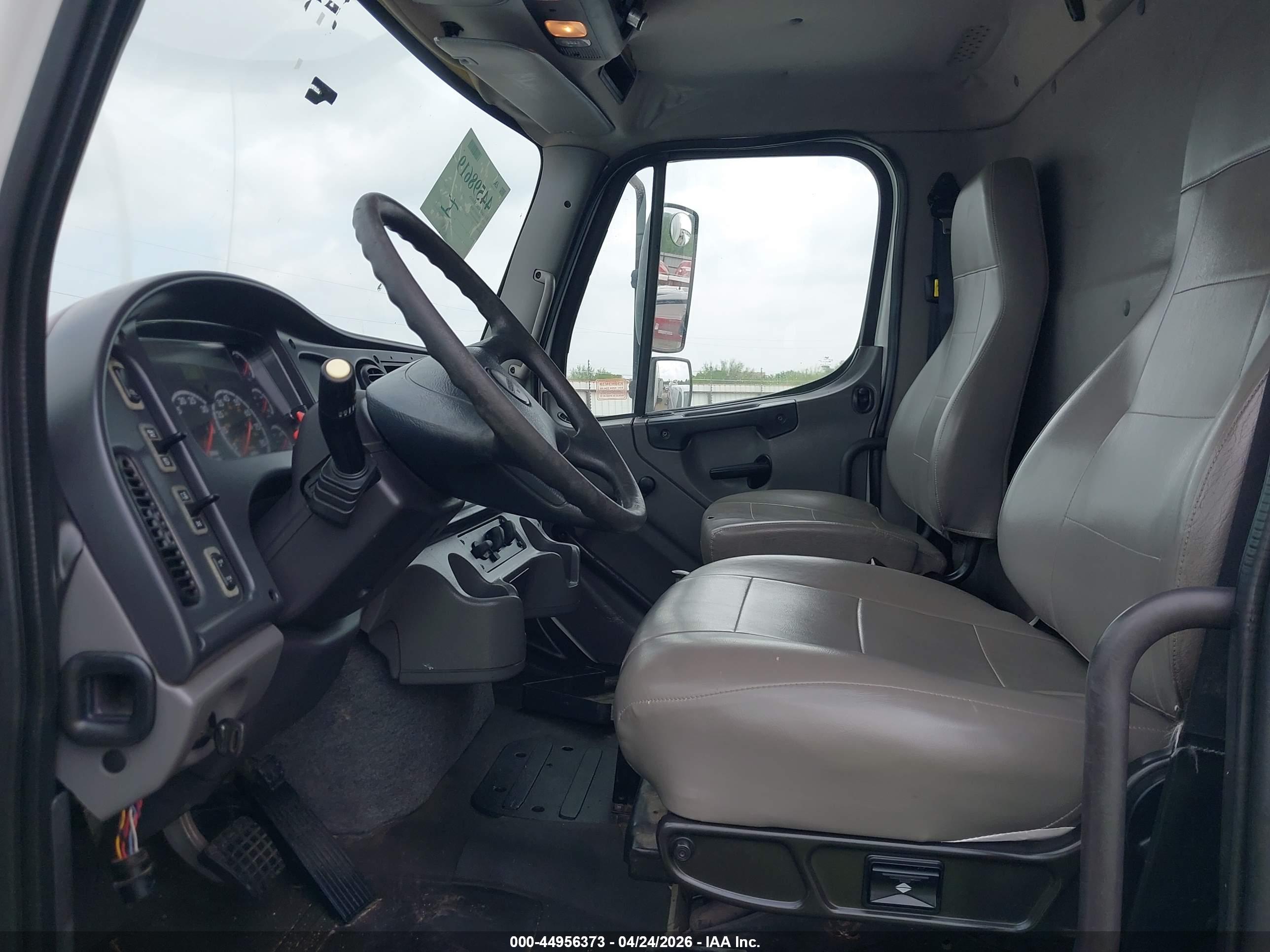FREIGHTLINER 114SD image 8