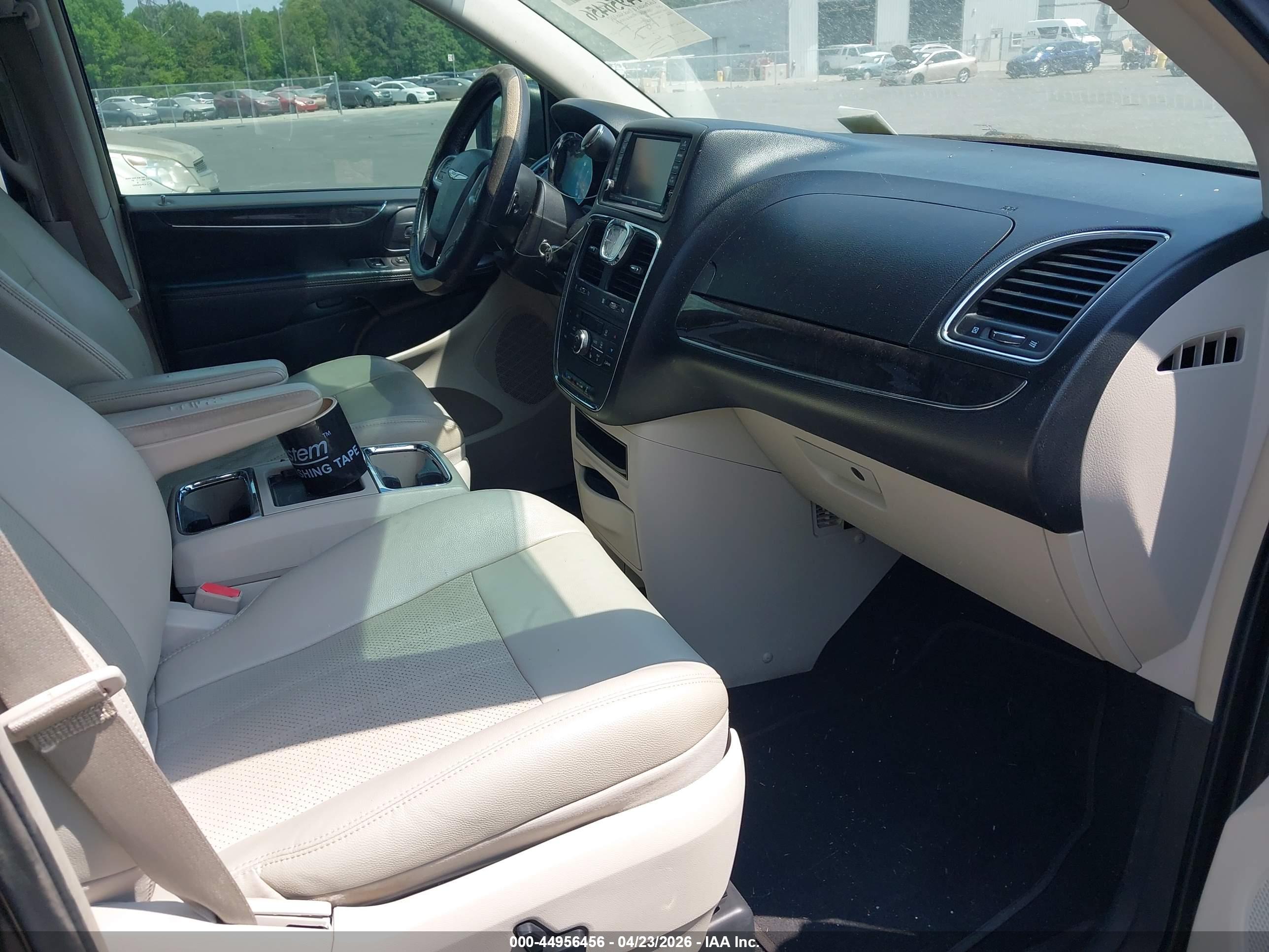 CHRYSLER TOWN image 5