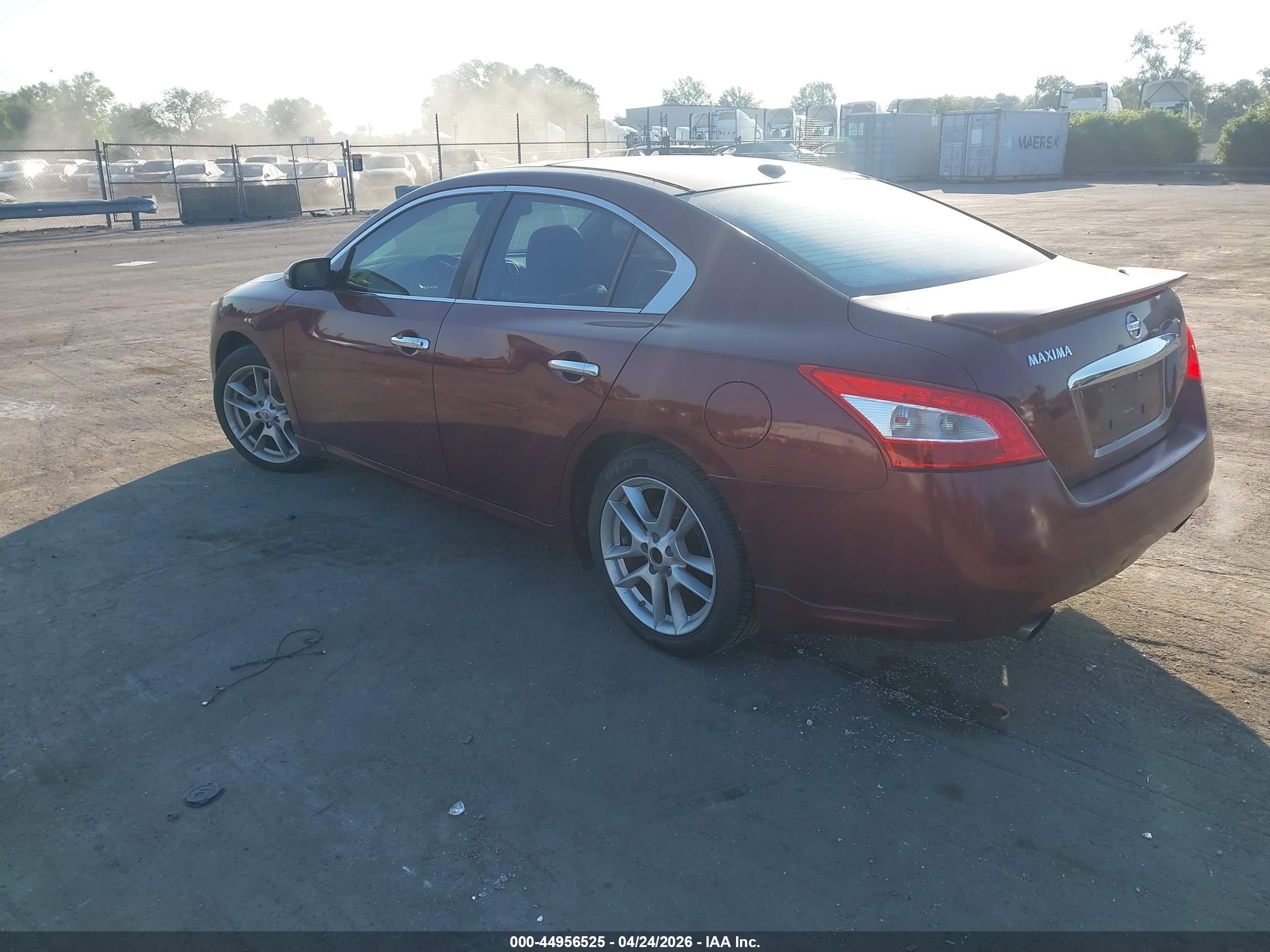 NISSAN MAXIMA image 3