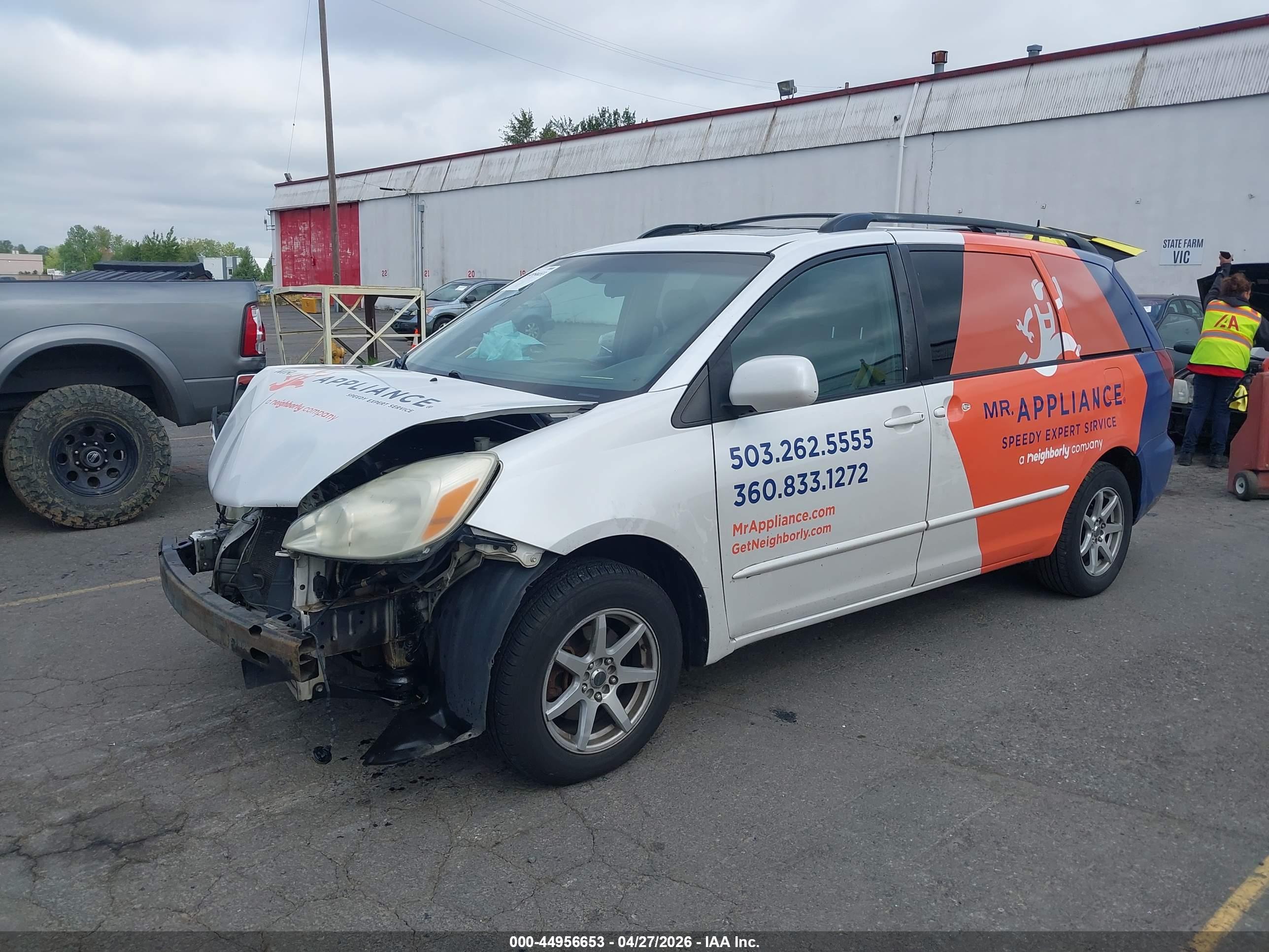 TOYOTA SIENNA image 2
