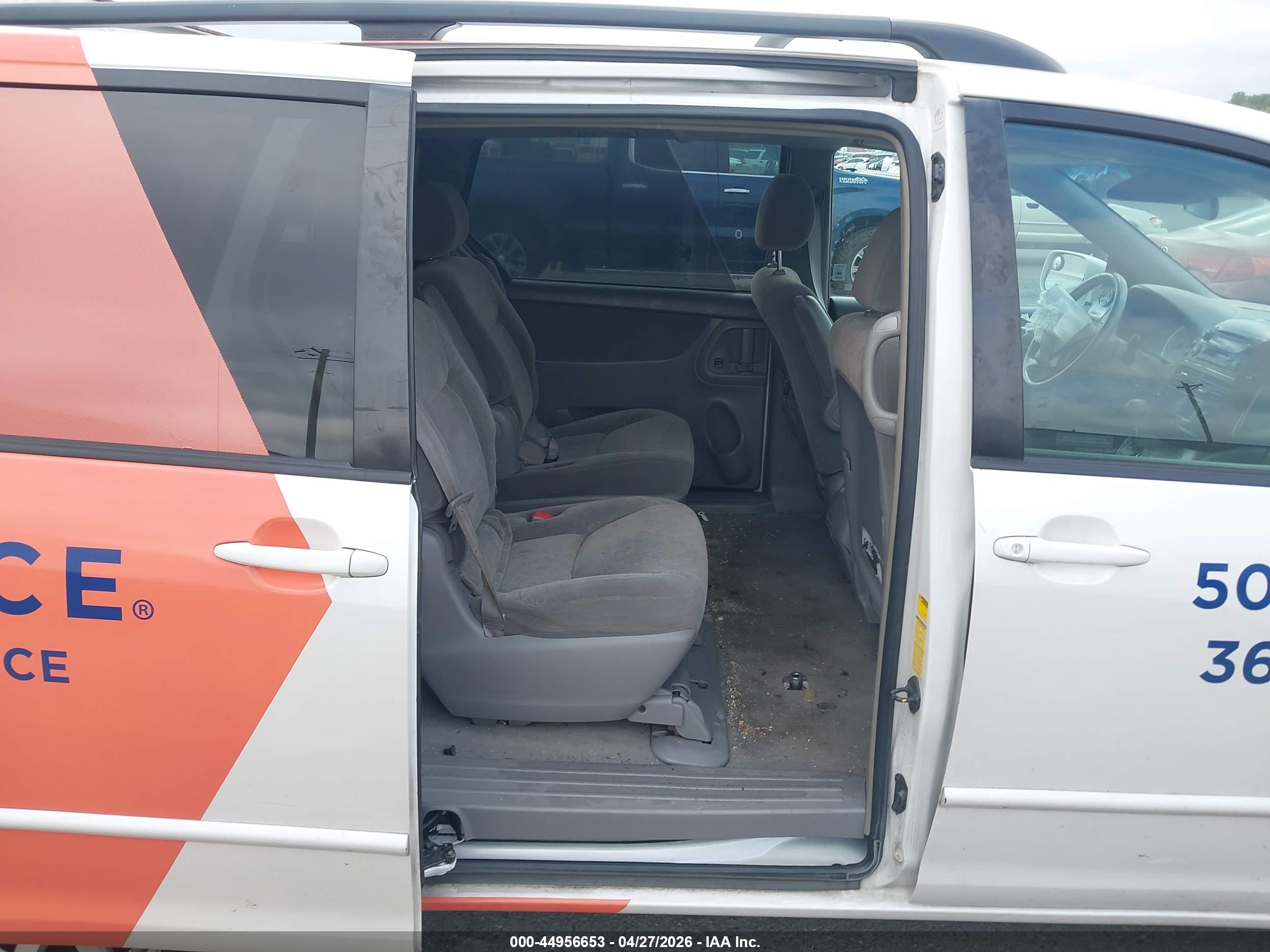 TOYOTA SIENNA image 8
