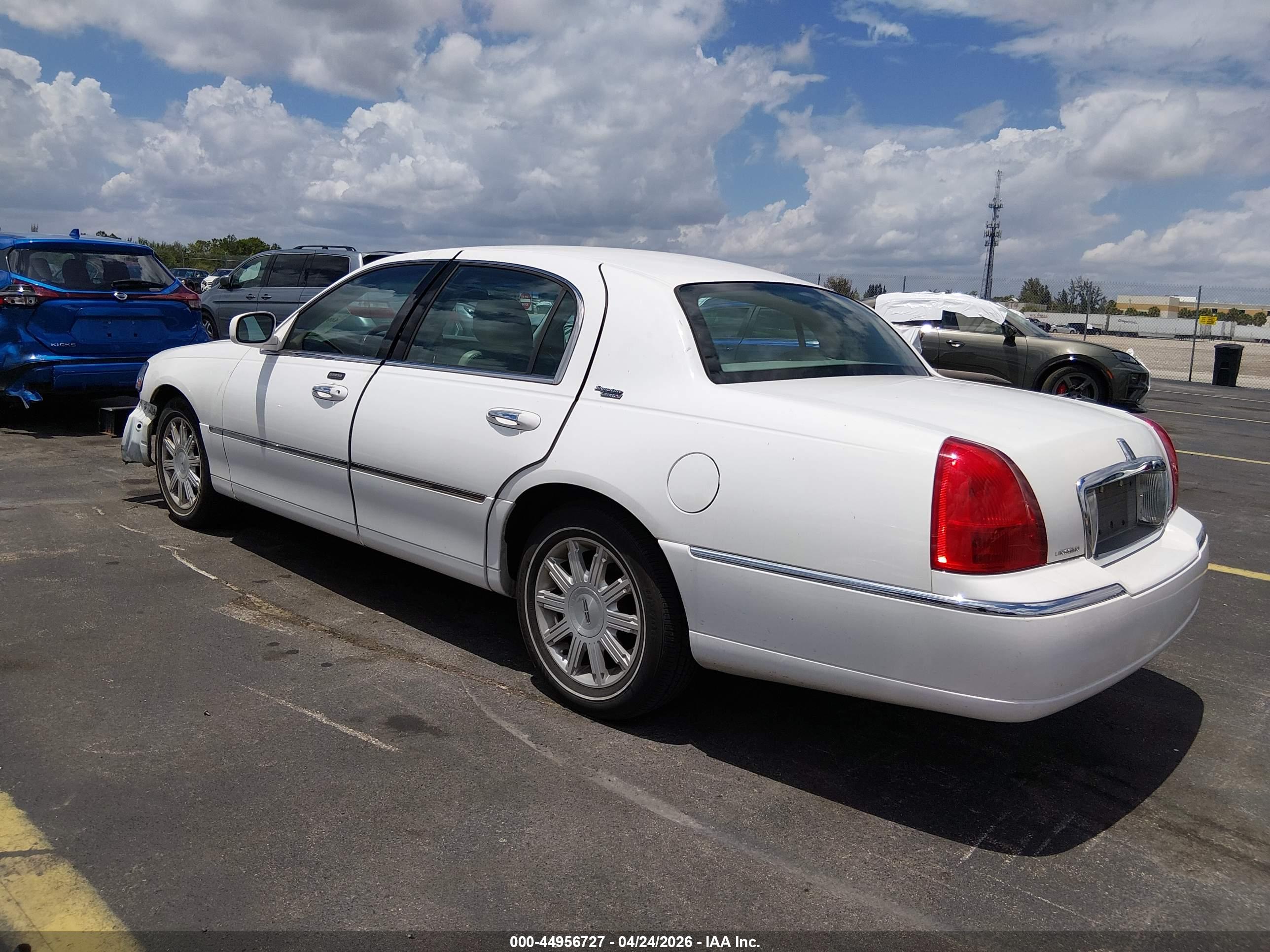 LINCOLN TOWN image 3