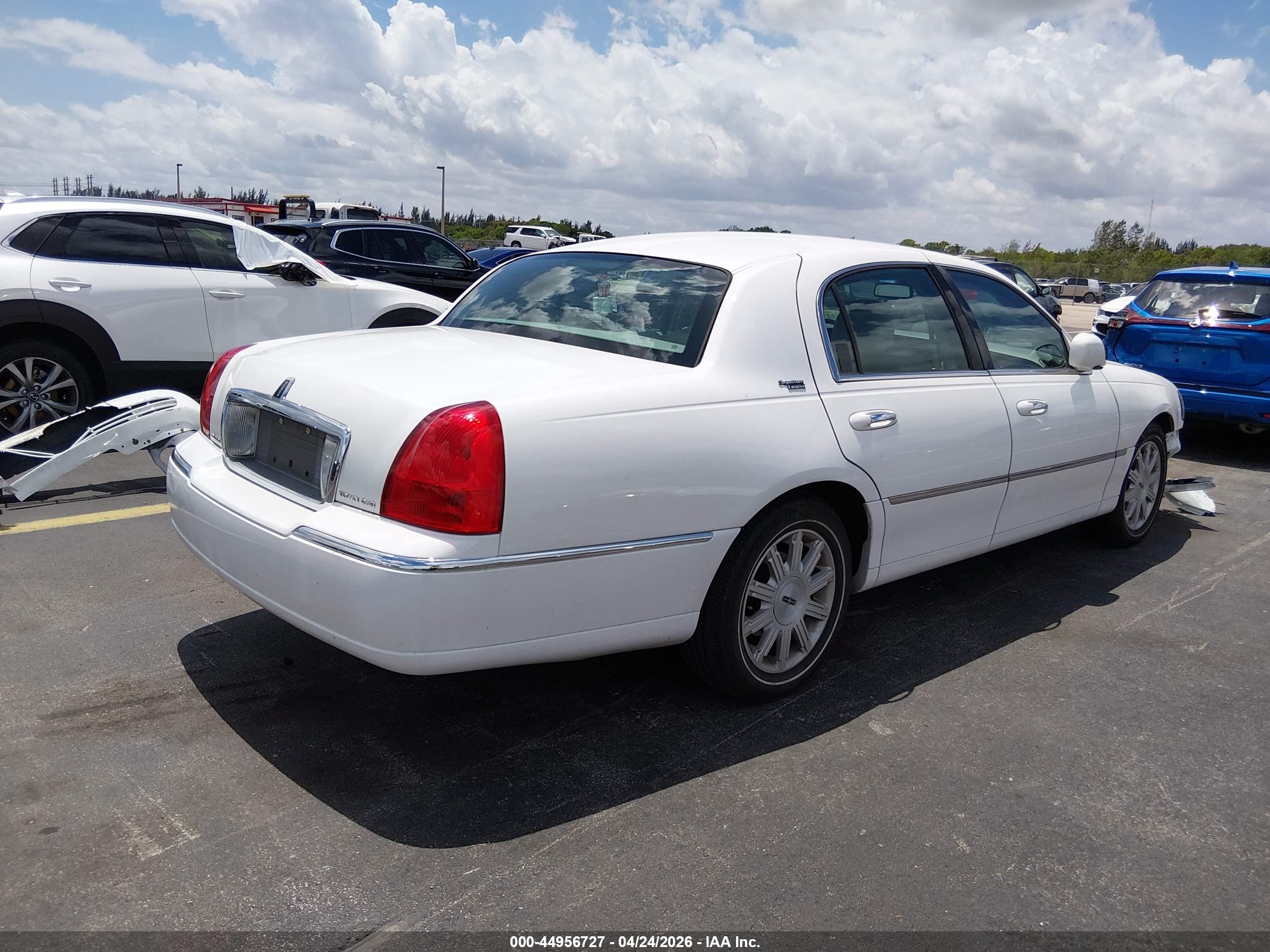LINCOLN TOWN image 4