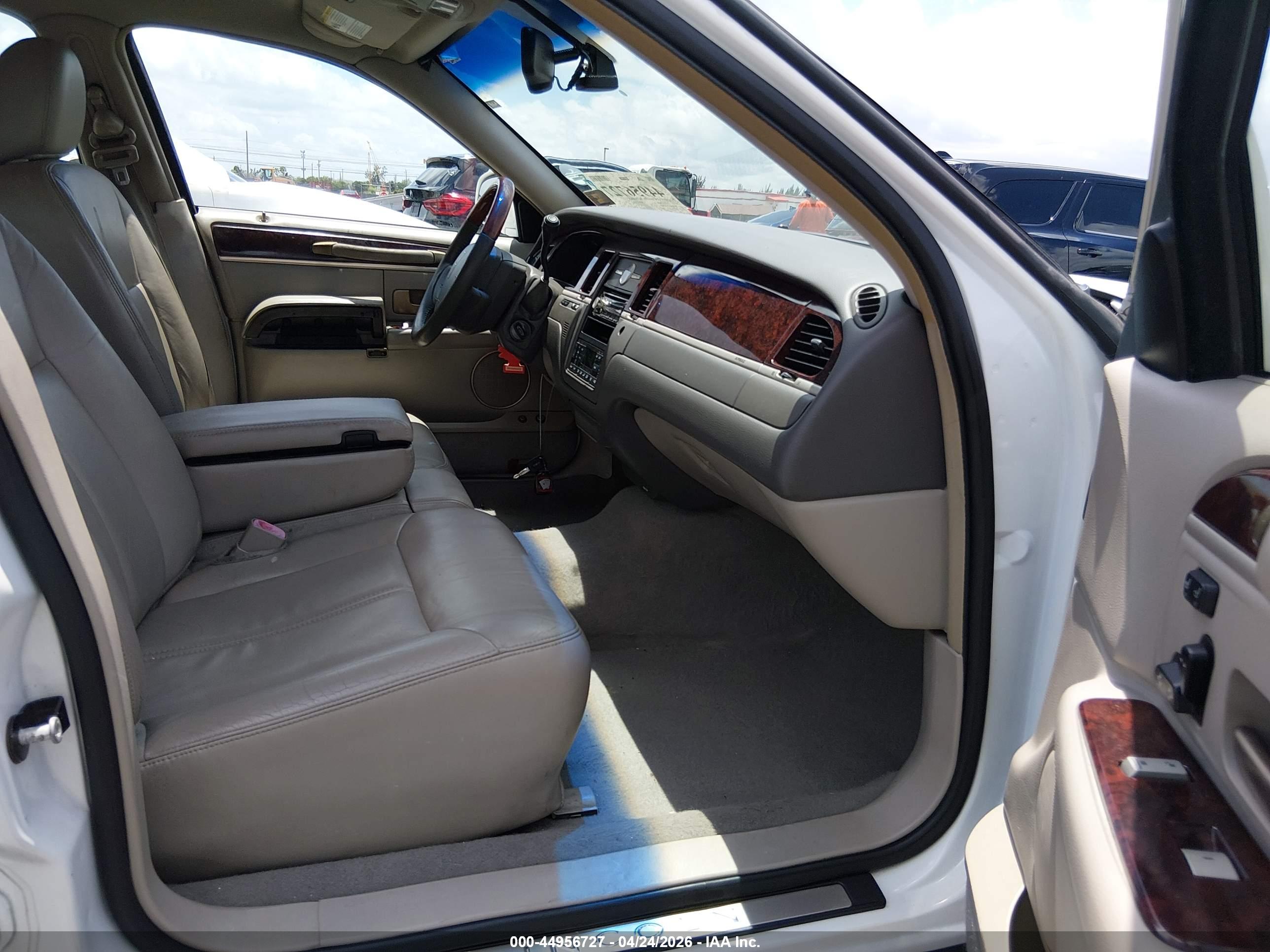 LINCOLN TOWN image 5
