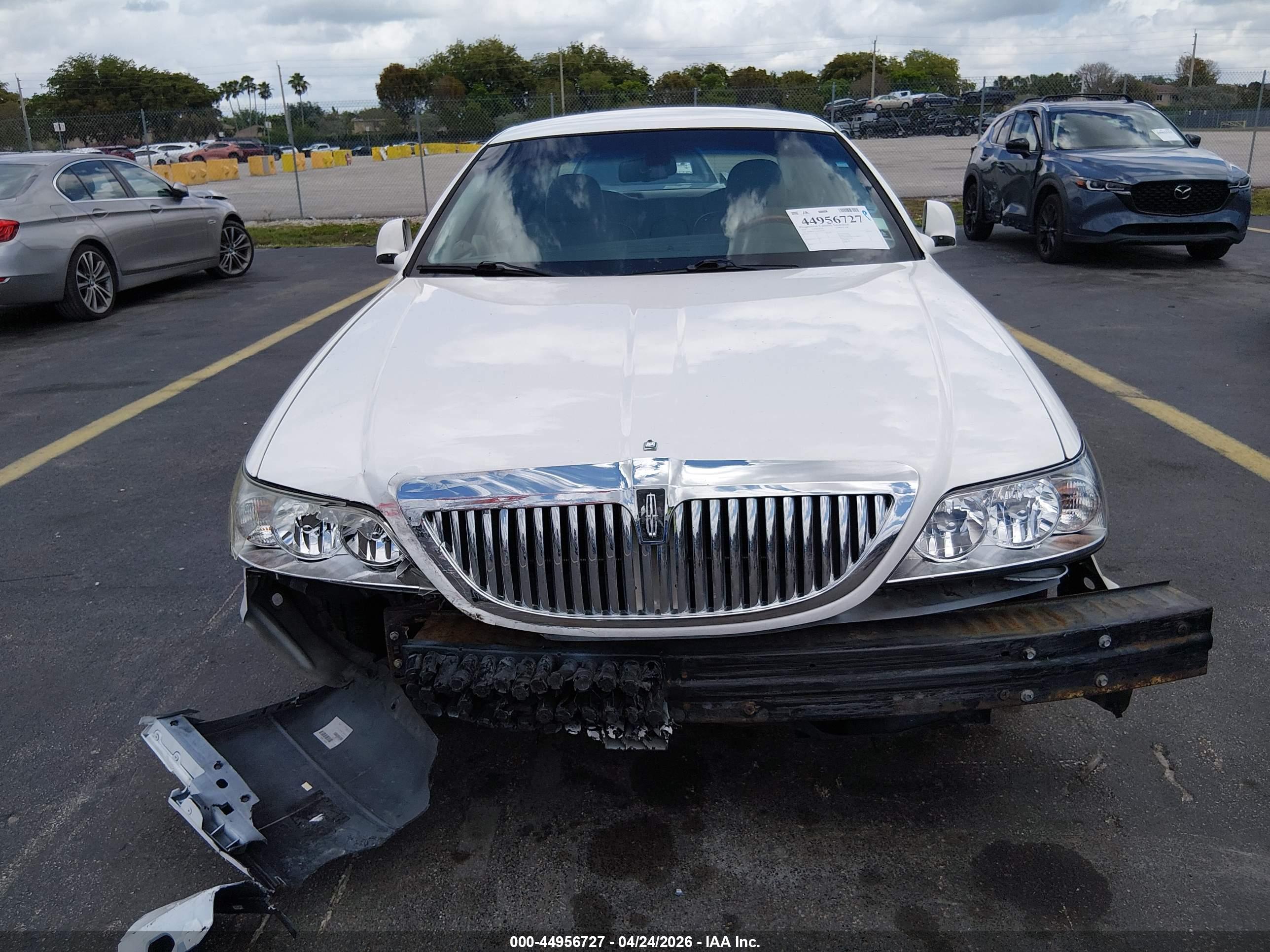 LINCOLN TOWN image 6
