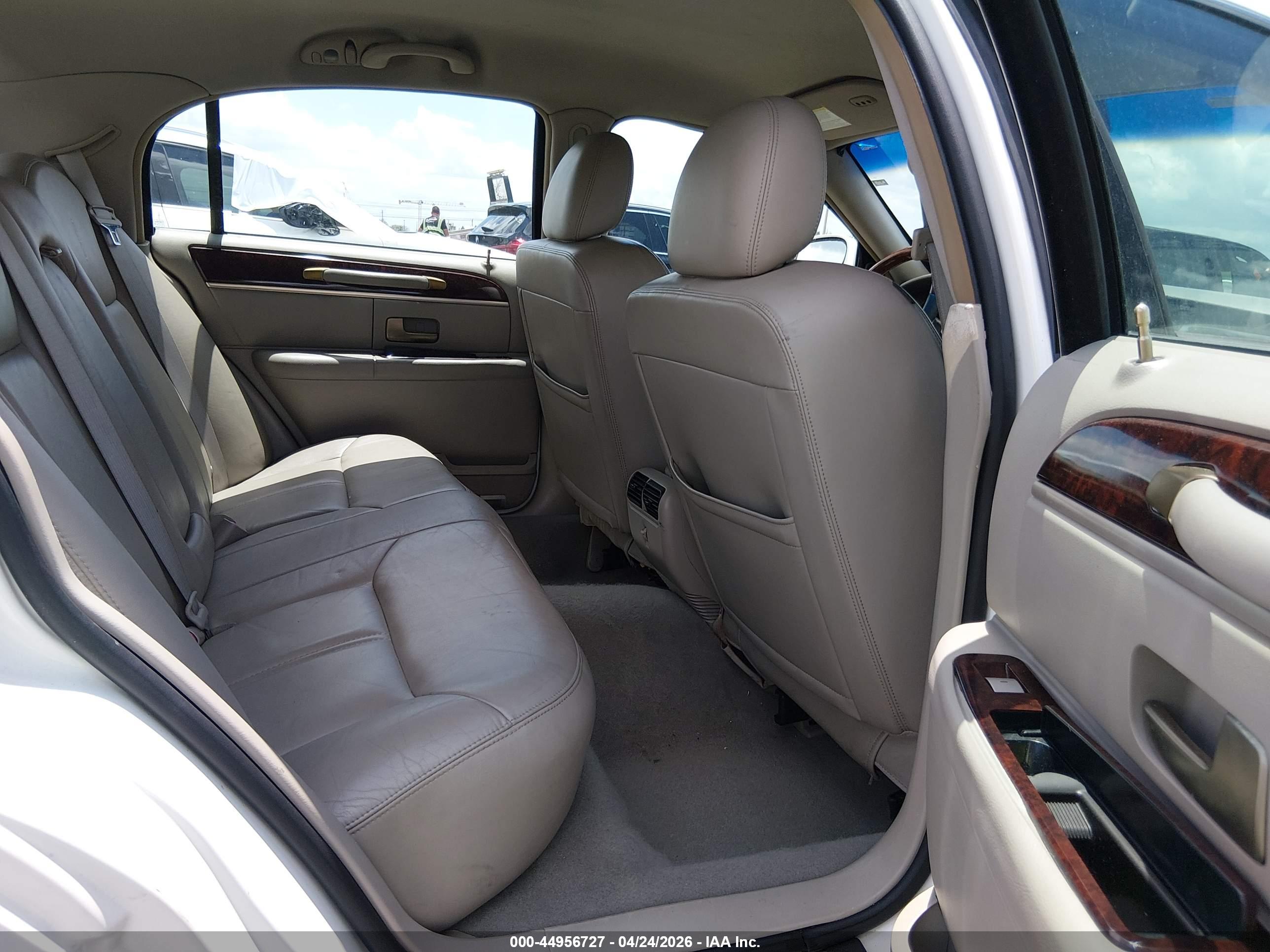 LINCOLN TOWN image 8