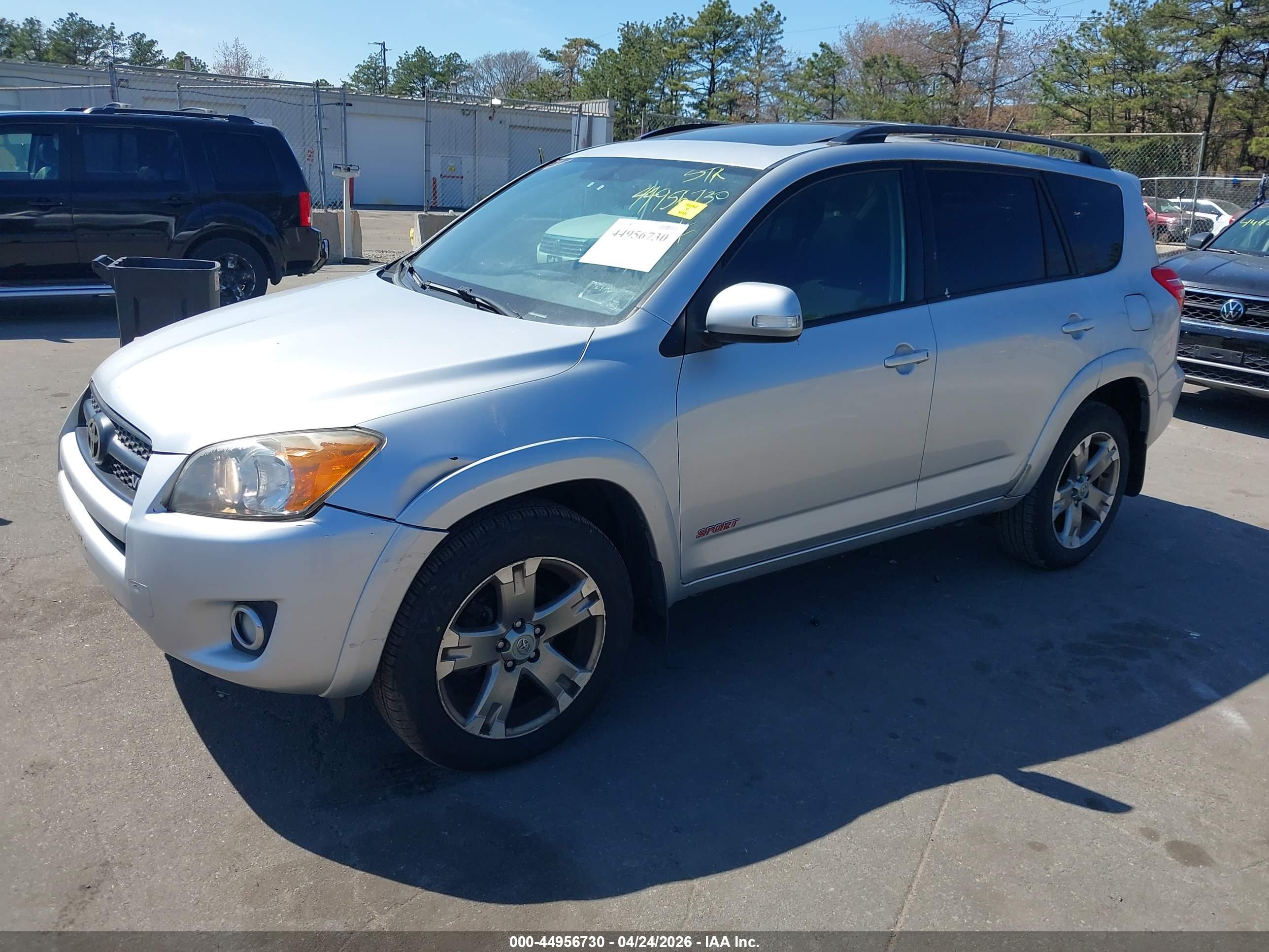 TOYOTA RAV4 image 2