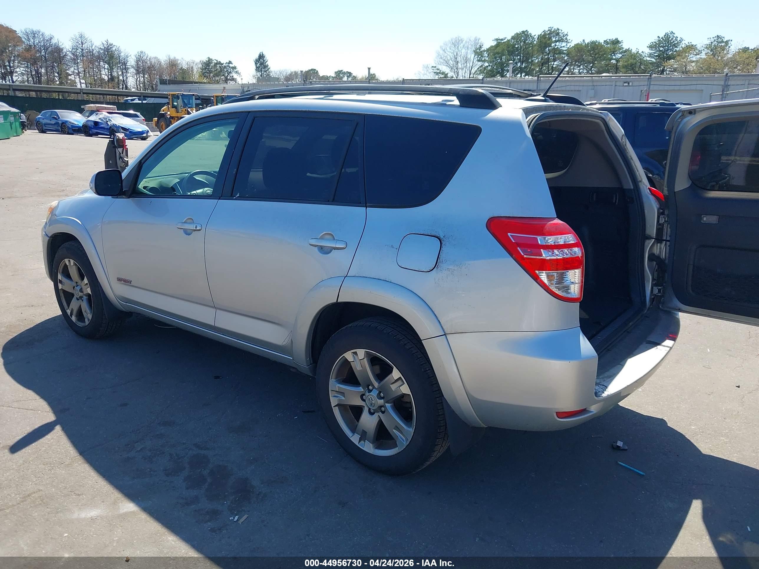 TOYOTA RAV4 image 3