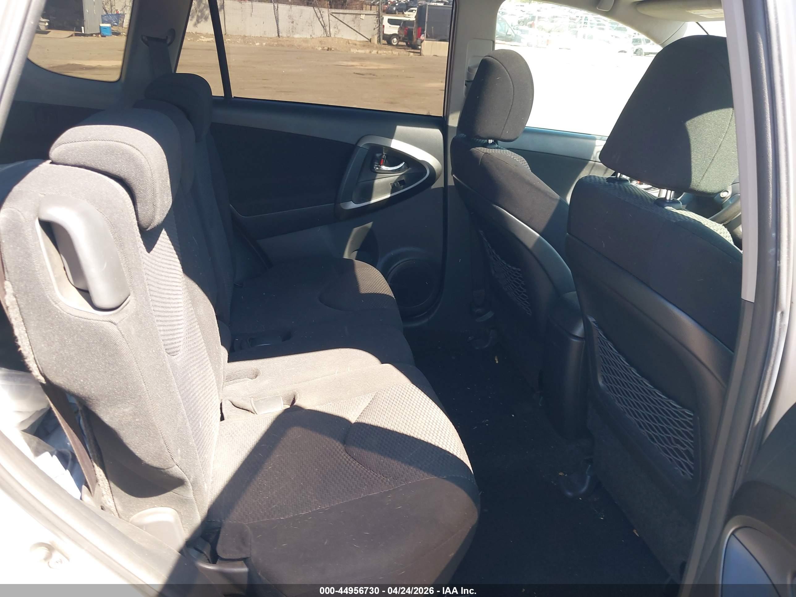 TOYOTA RAV4 image 8