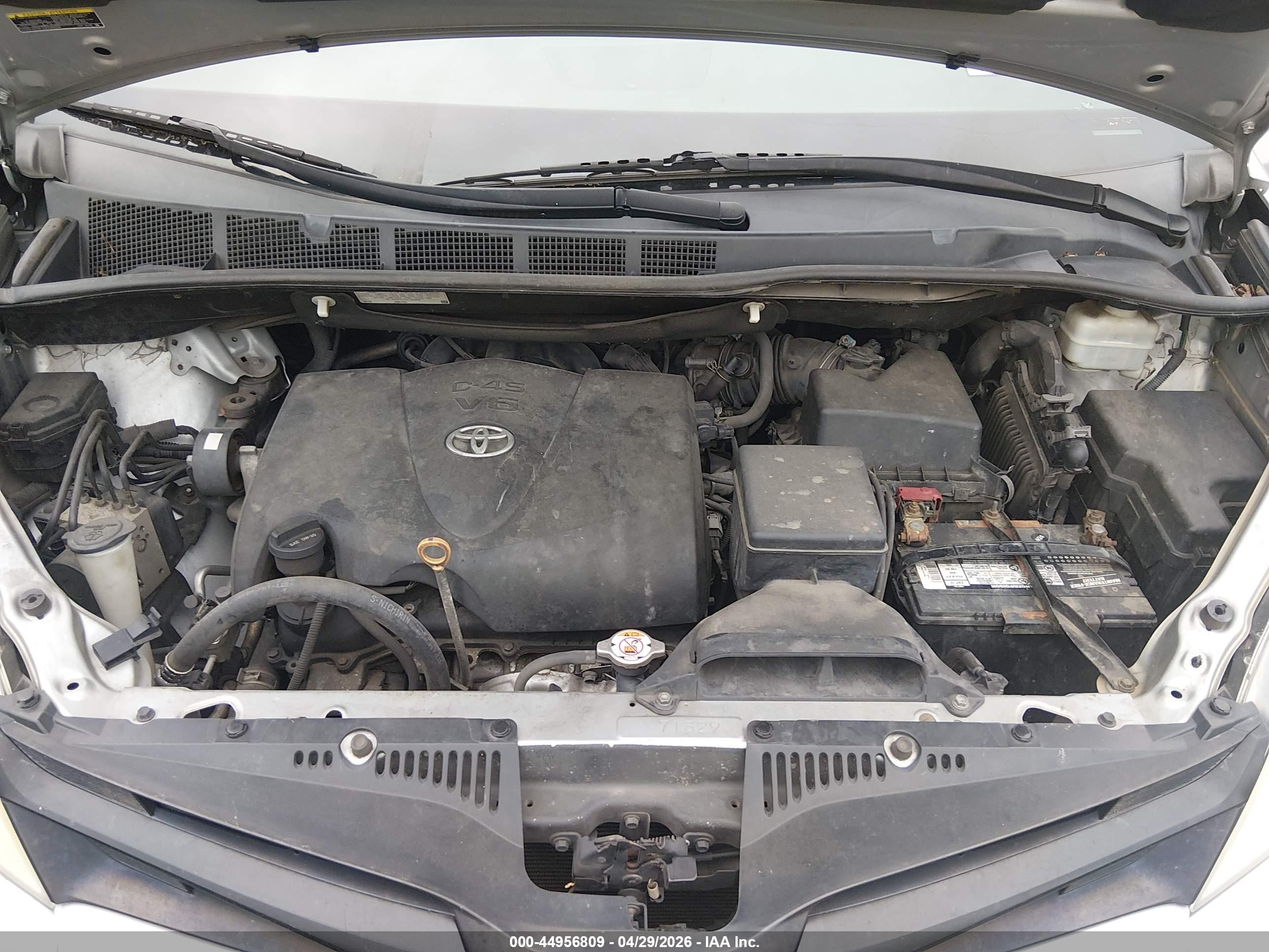 TOYOTA SIENNA image 10
