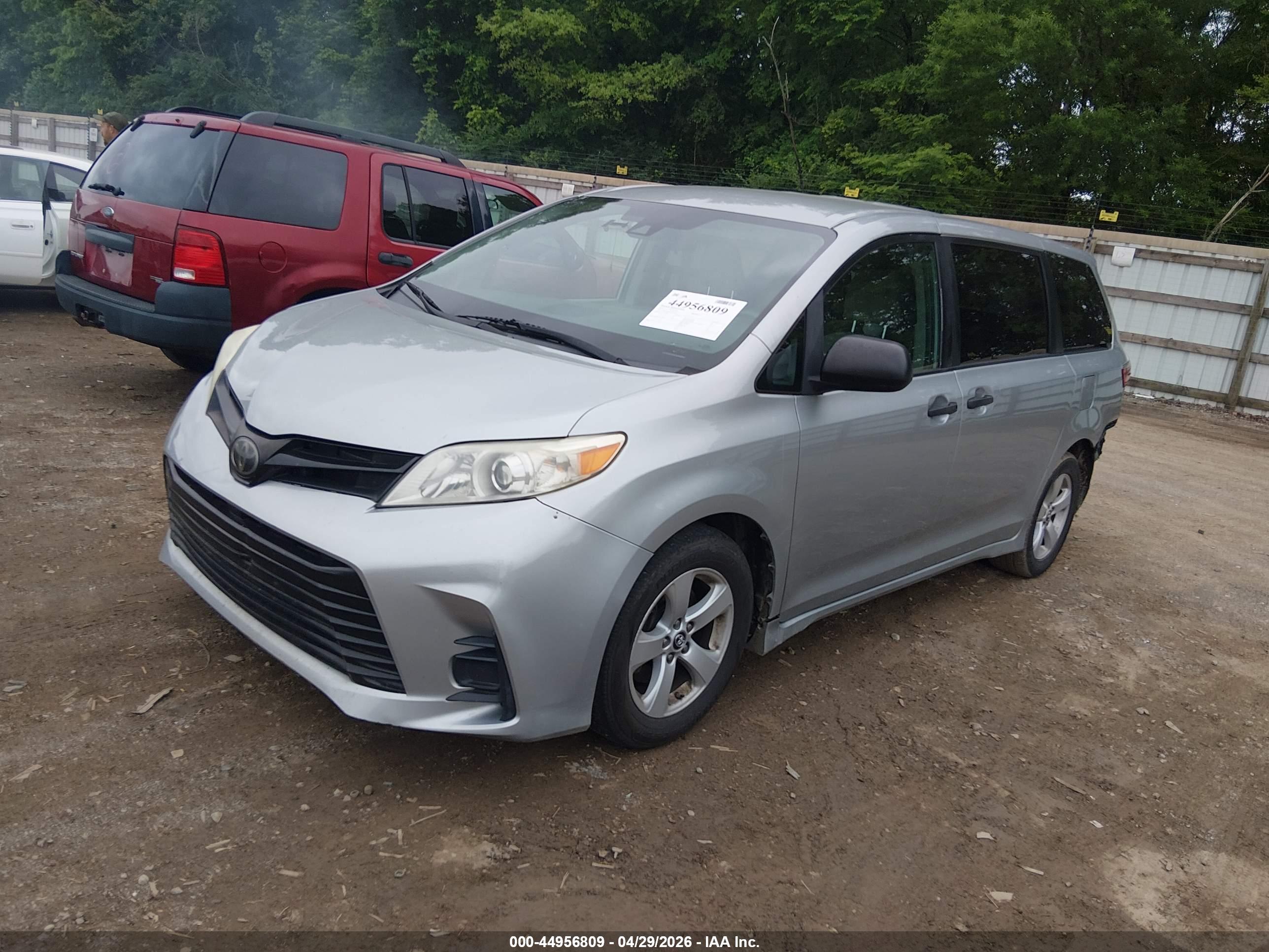 TOYOTA SIENNA image 2