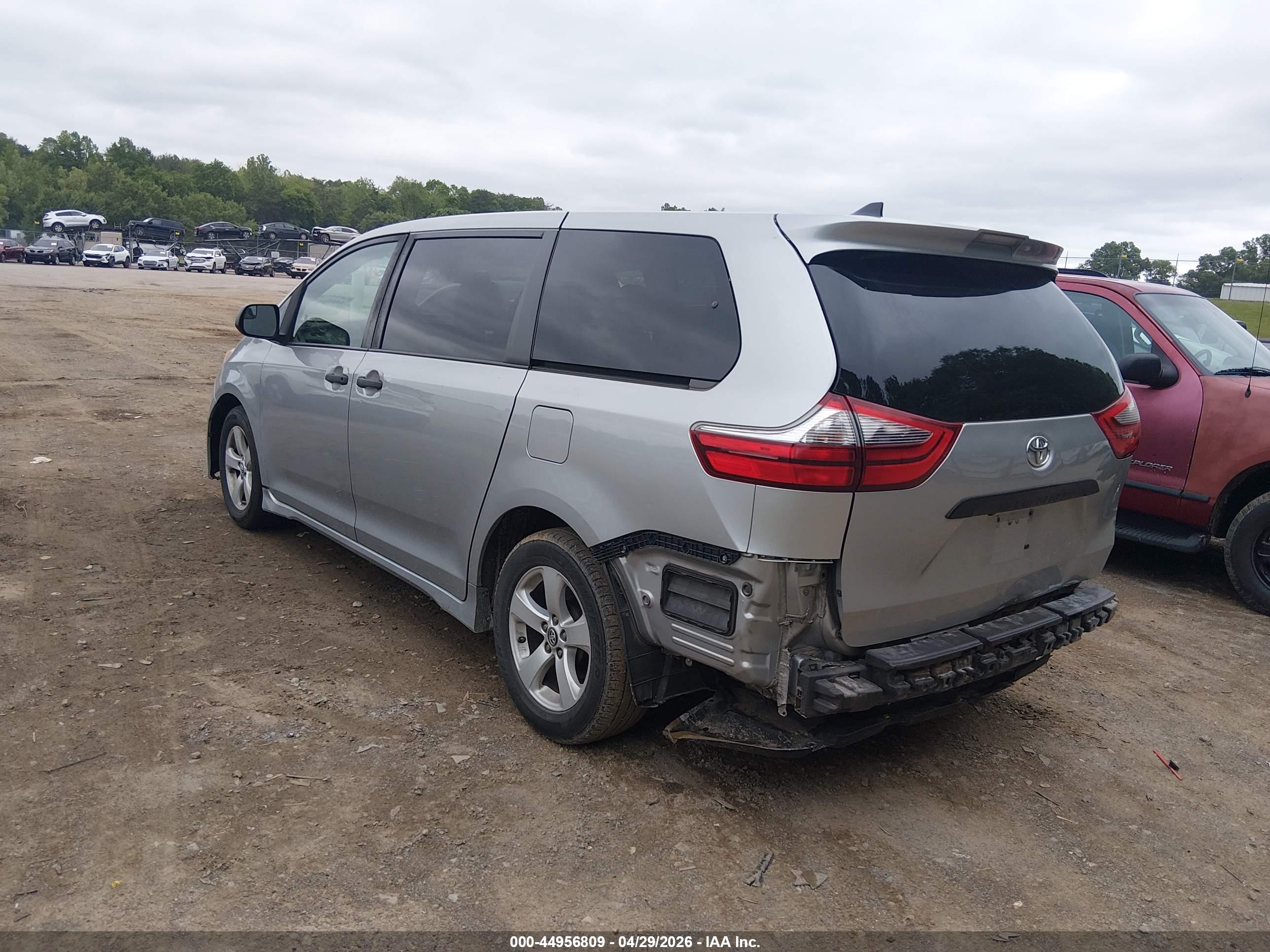 TOYOTA SIENNA image 3