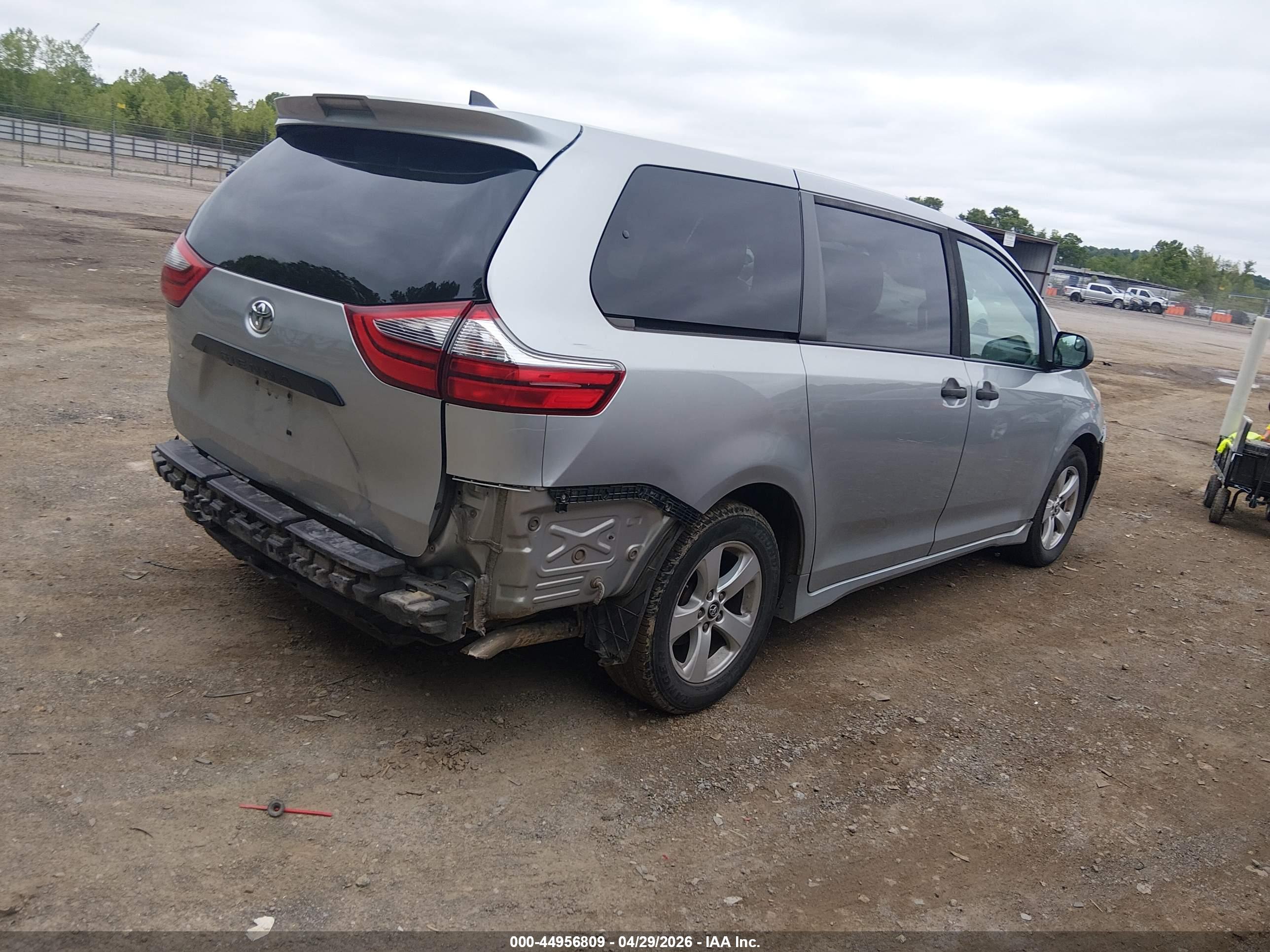 TOYOTA SIENNA image 4