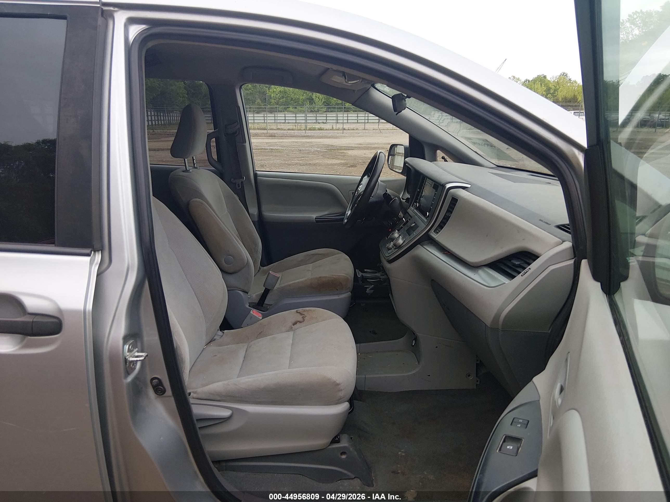 TOYOTA SIENNA image 5