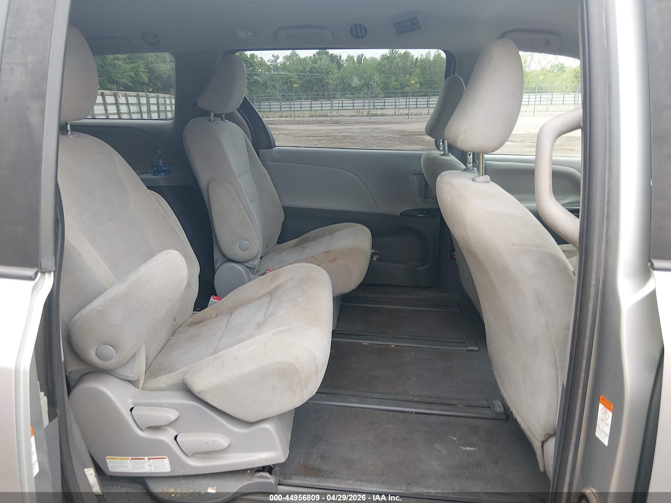 TOYOTA SIENNA image 8