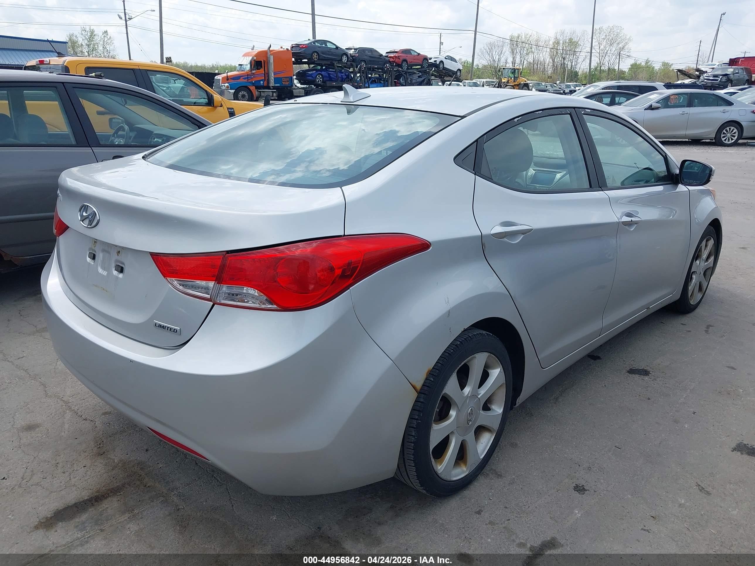 HYUNDAI ELANTRA image 4