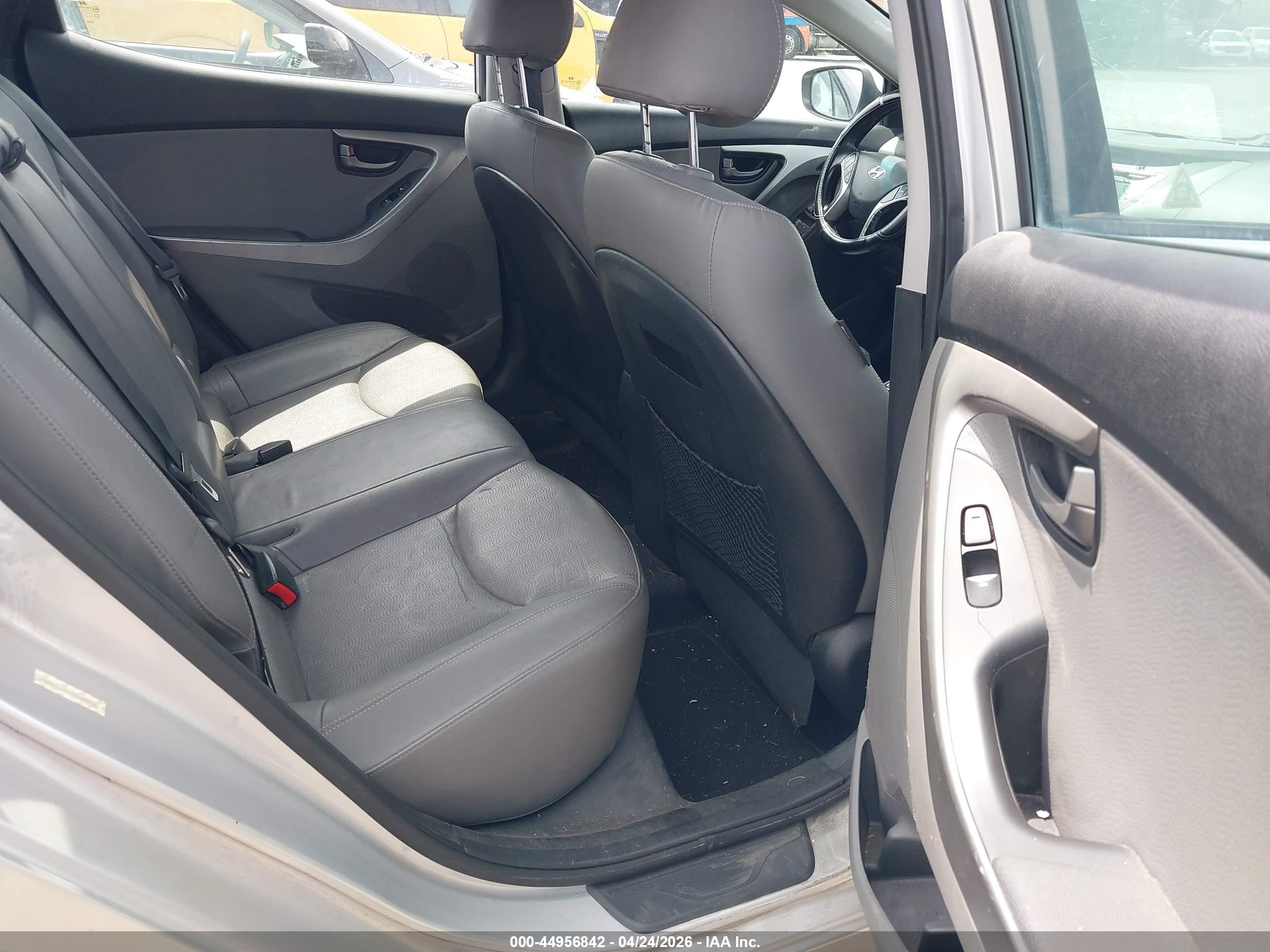 HYUNDAI ELANTRA image 8