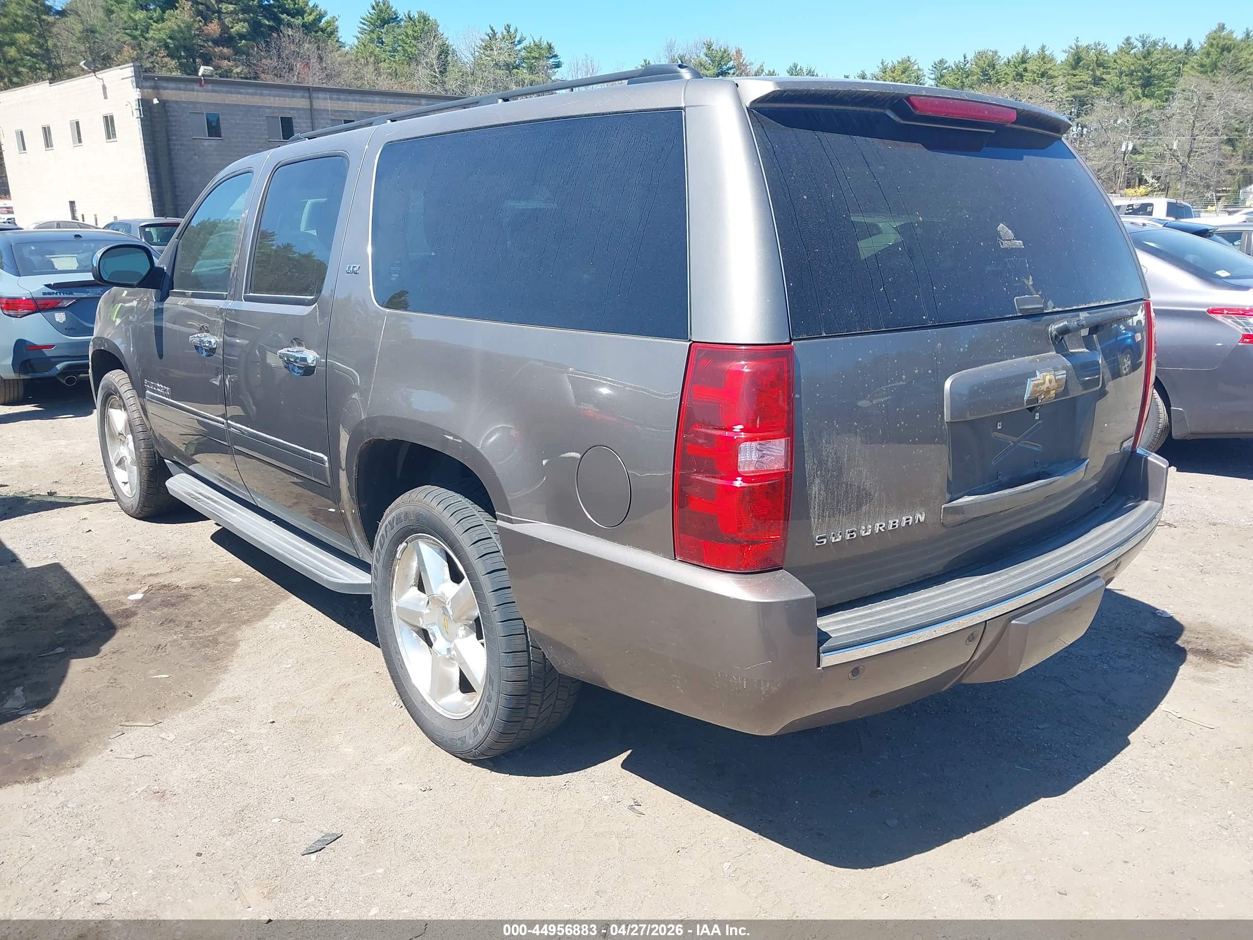 CHEVROLET SUBURBAN image 3