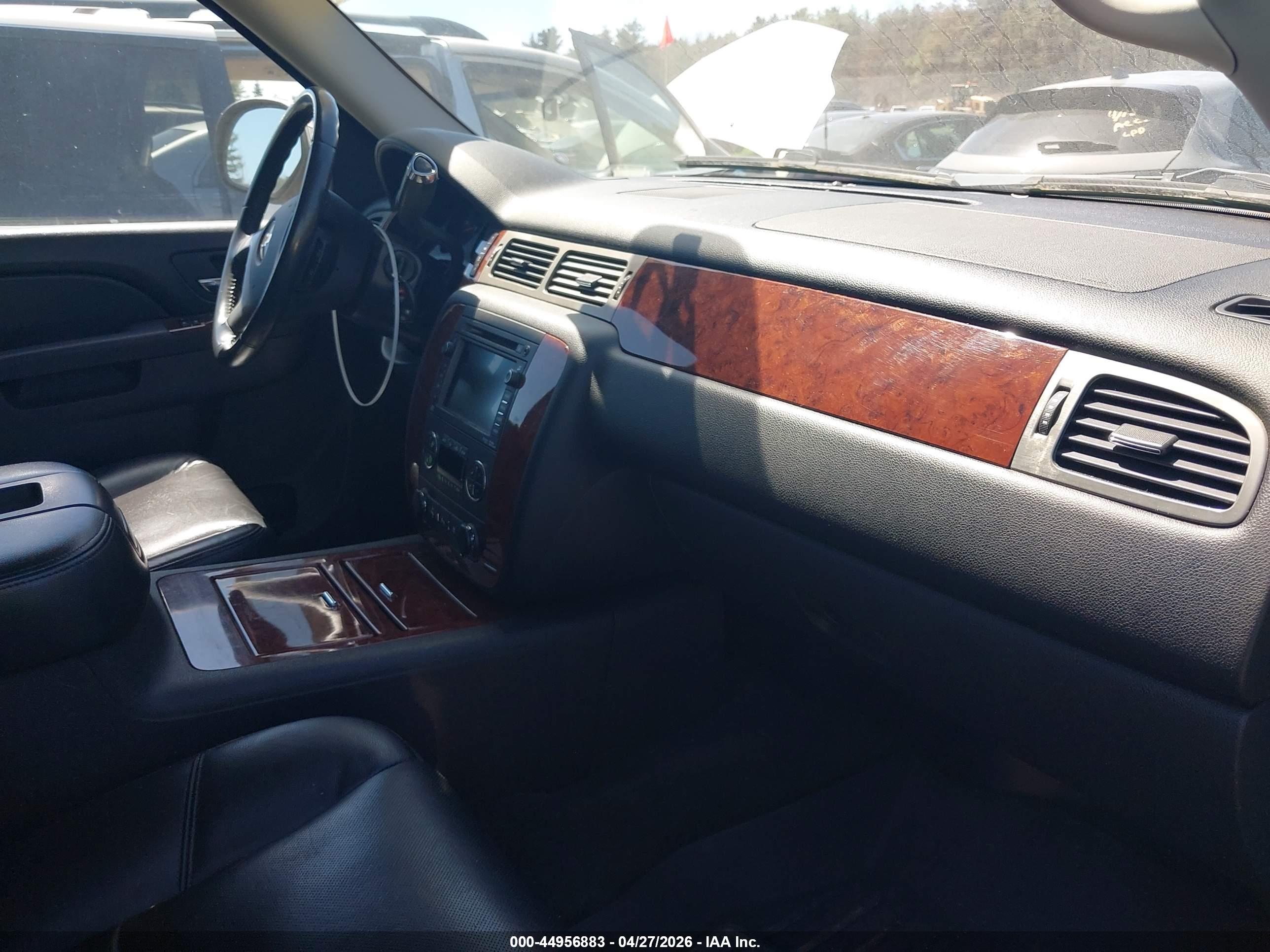 CHEVROLET SUBURBAN image 5