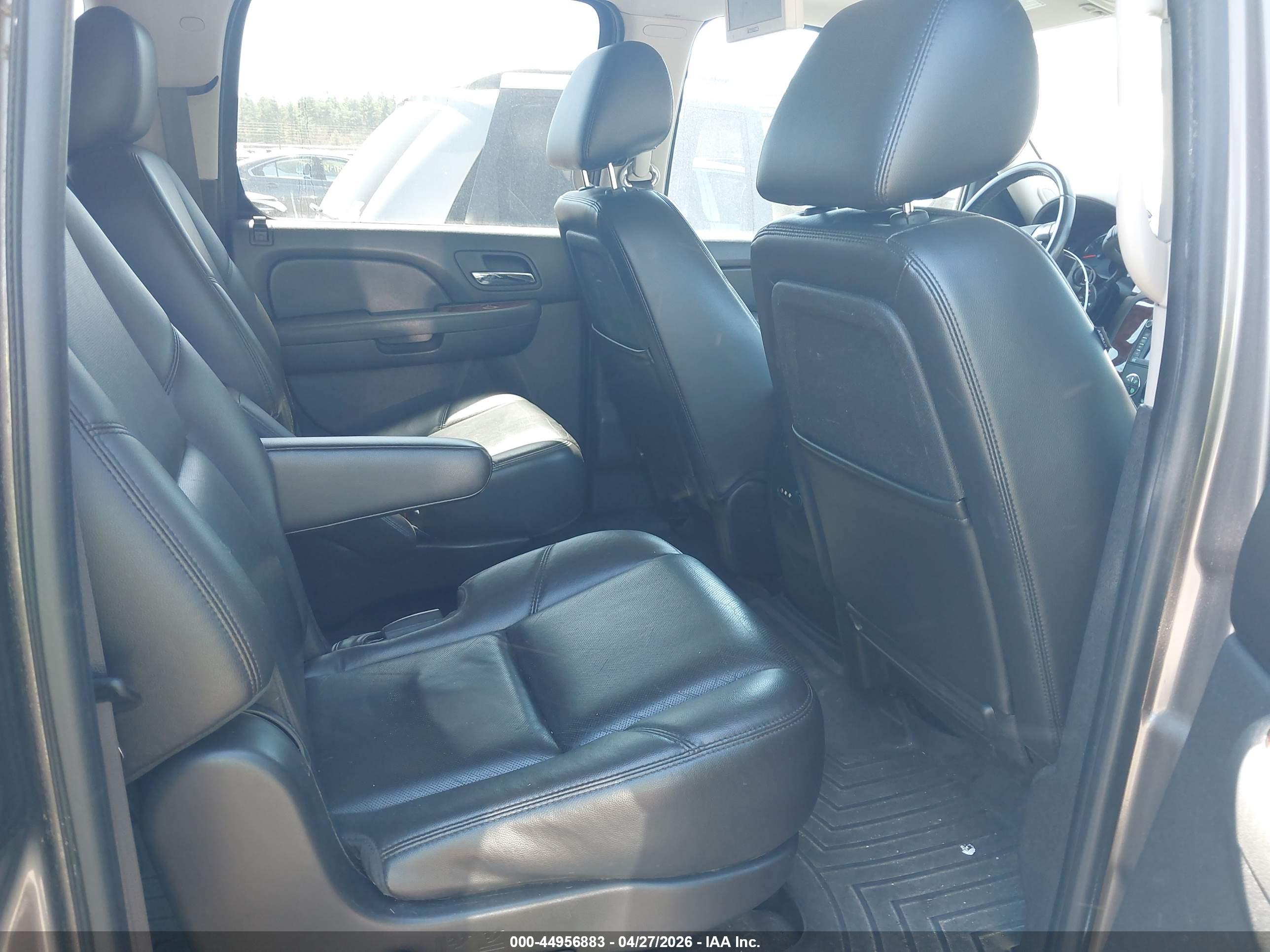 CHEVROLET SUBURBAN image 8