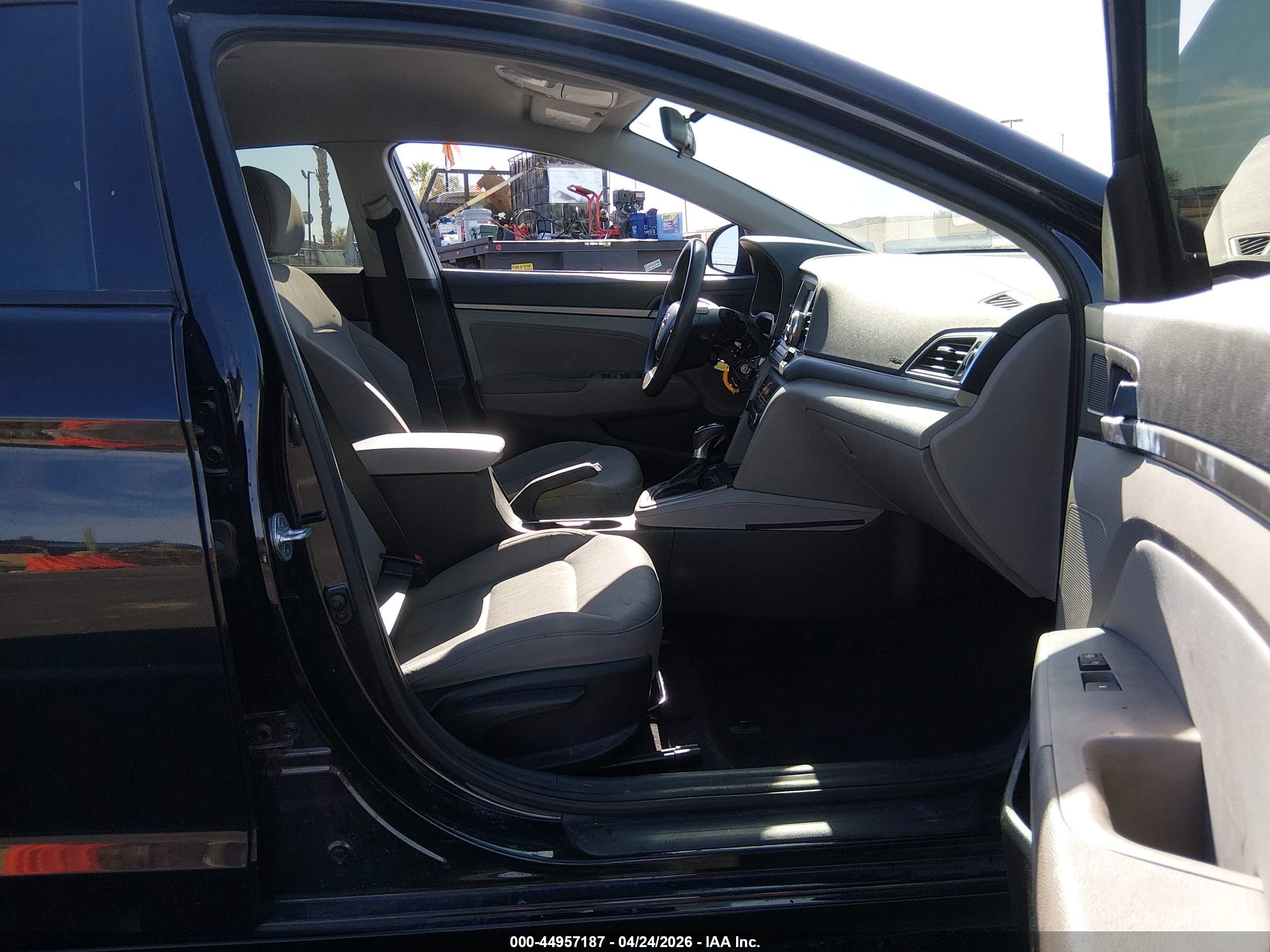 HYUNDAI ELANTRA image 5