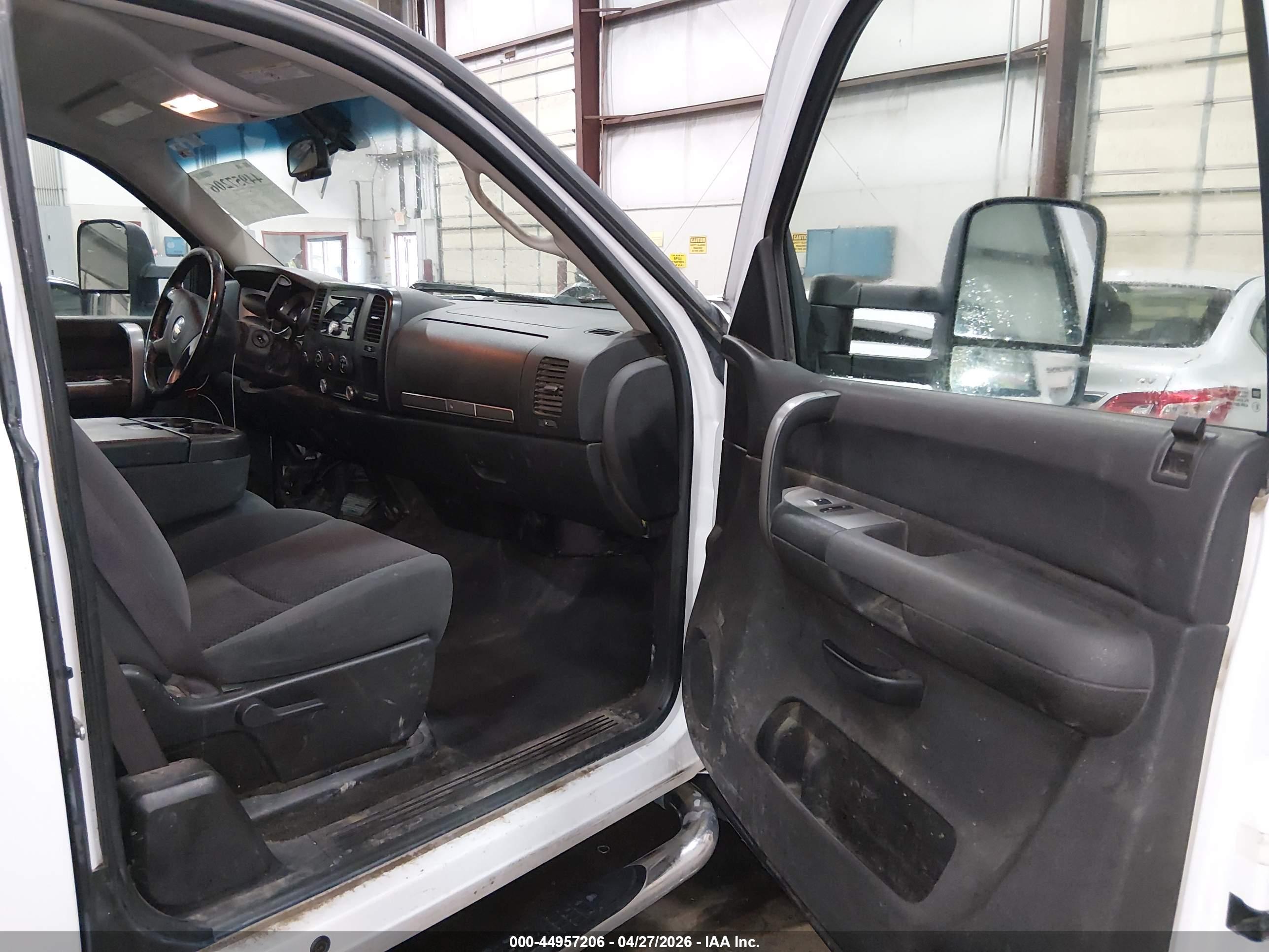 CHEVROLET SILVERADO image 5
