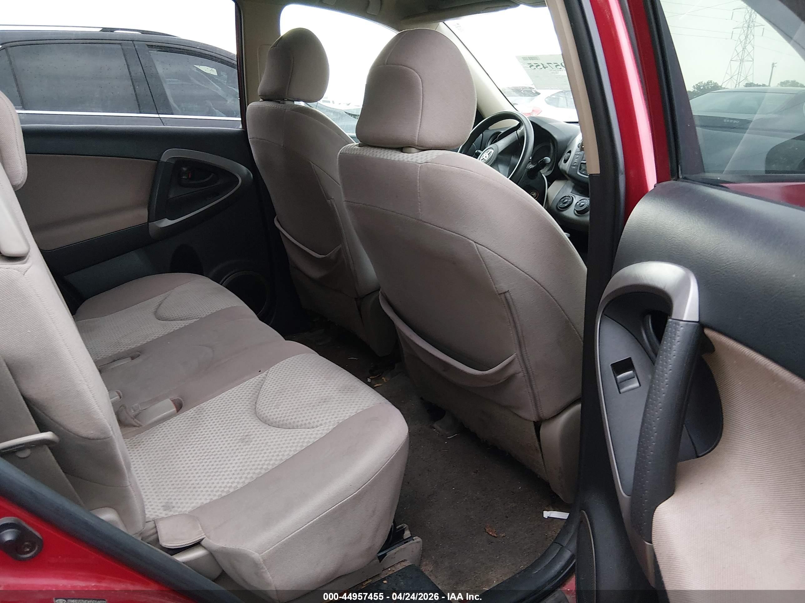 TOYOTA RAV4 image 8