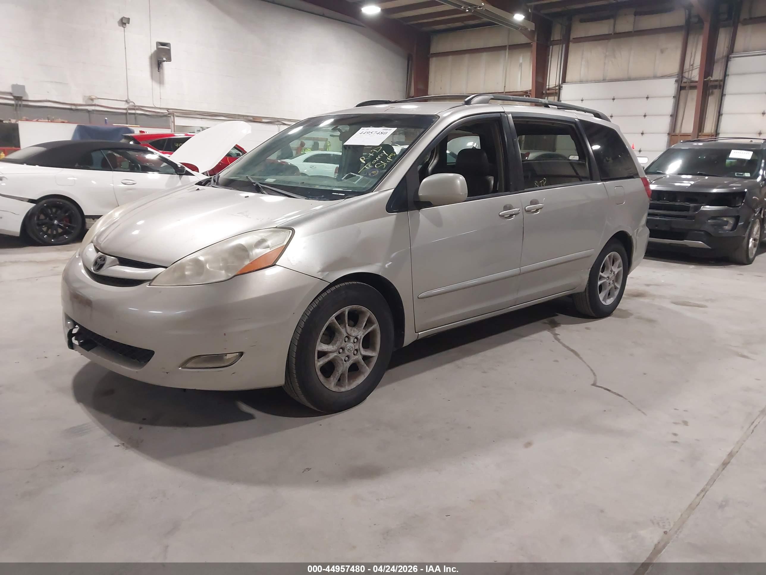TOYOTA SIENNA image 2