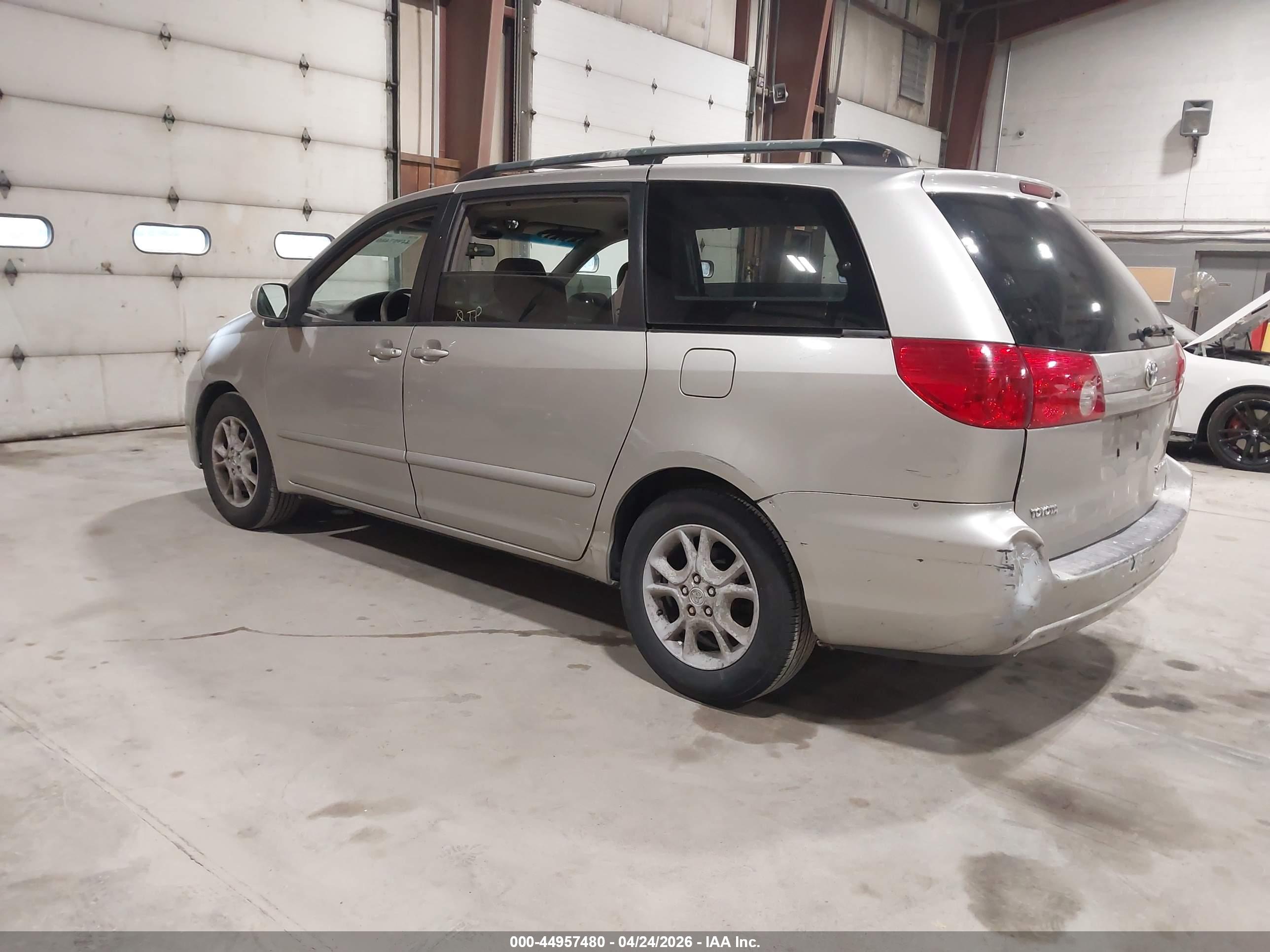 TOYOTA SIENNA image 3