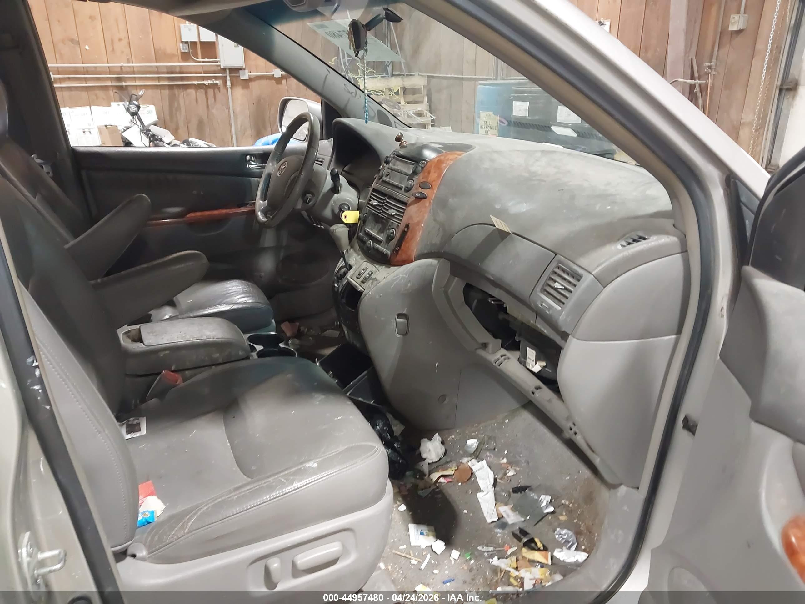 TOYOTA SIENNA image 5
