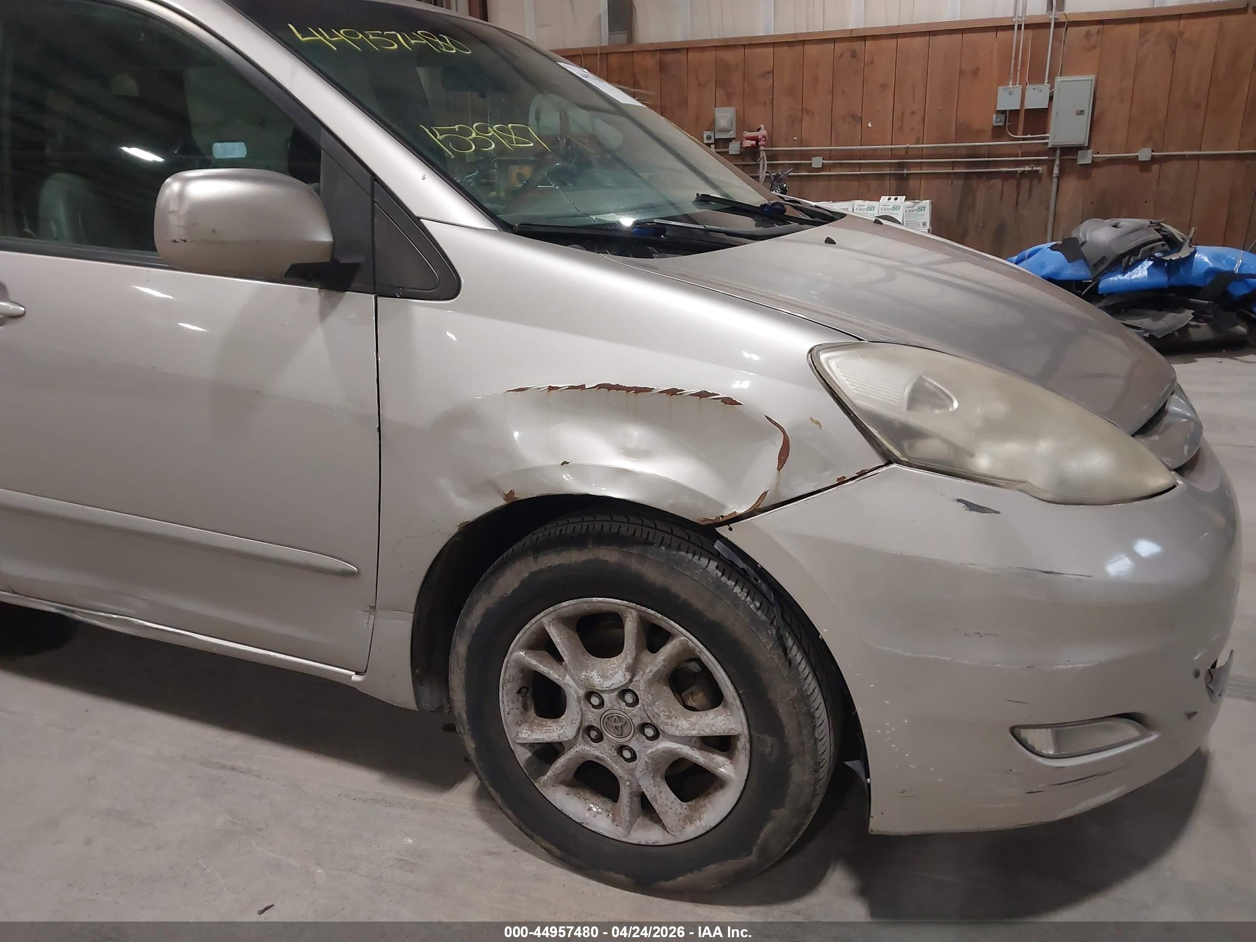TOYOTA SIENNA image 6
