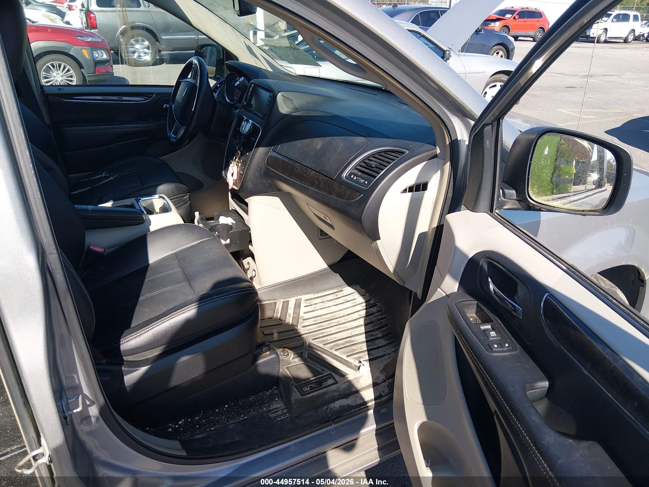 CHRYSLER TOWN image 5