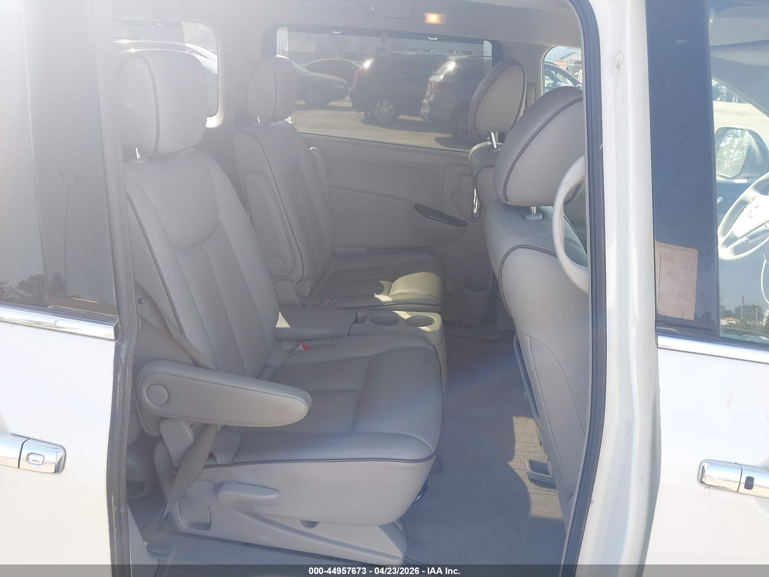NISSAN QUEST image 8