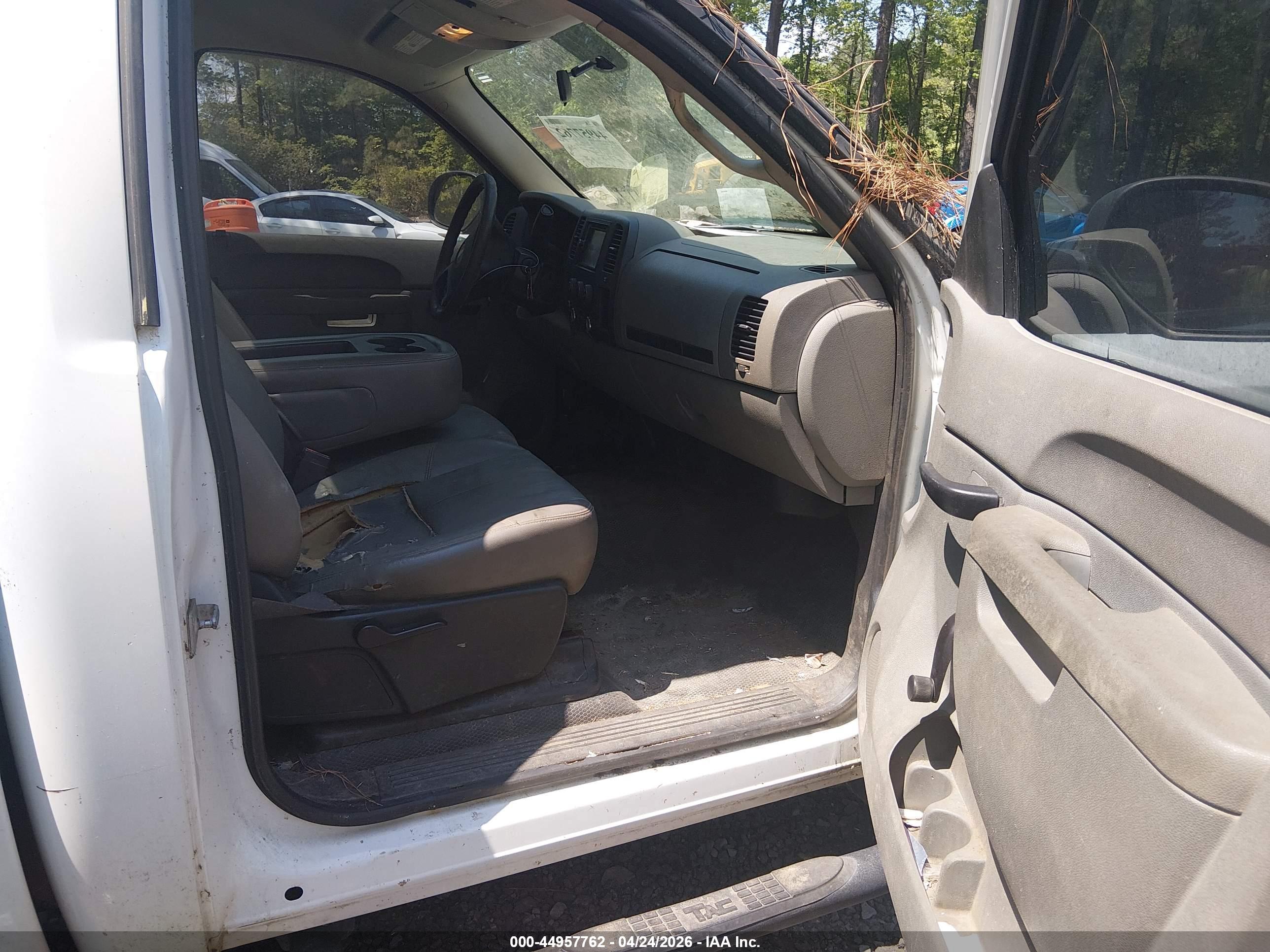 CHEVROLET SILVERADO image 5