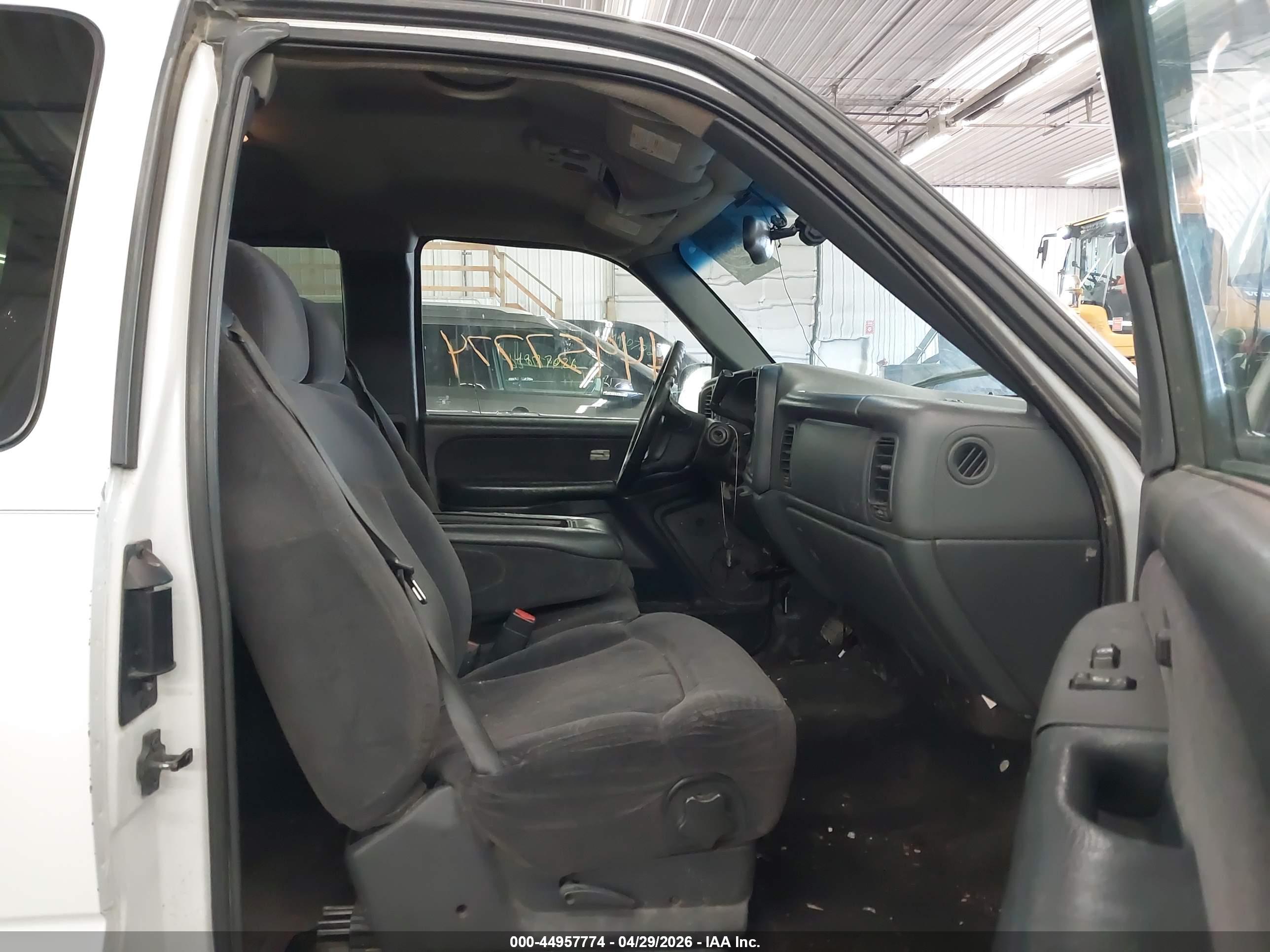 CHEVROLET SILVERADO image 5
