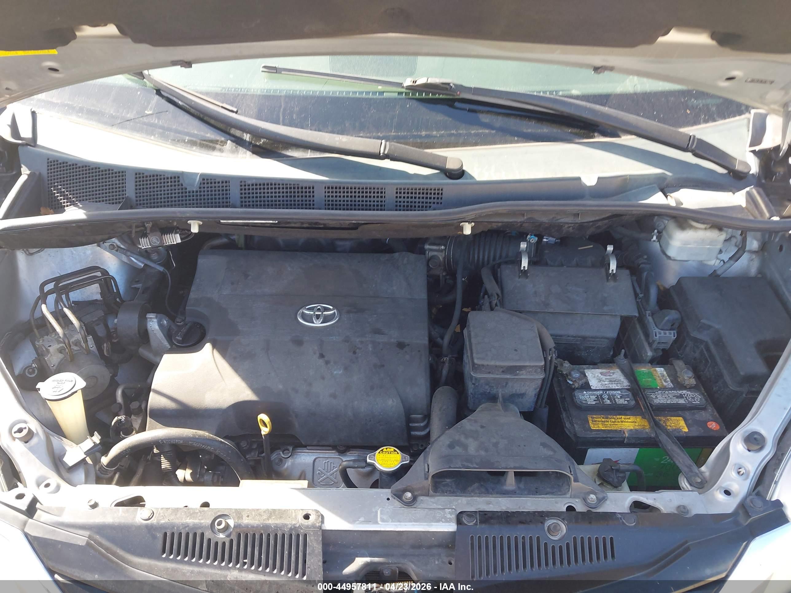 TOYOTA SIENNA image 10