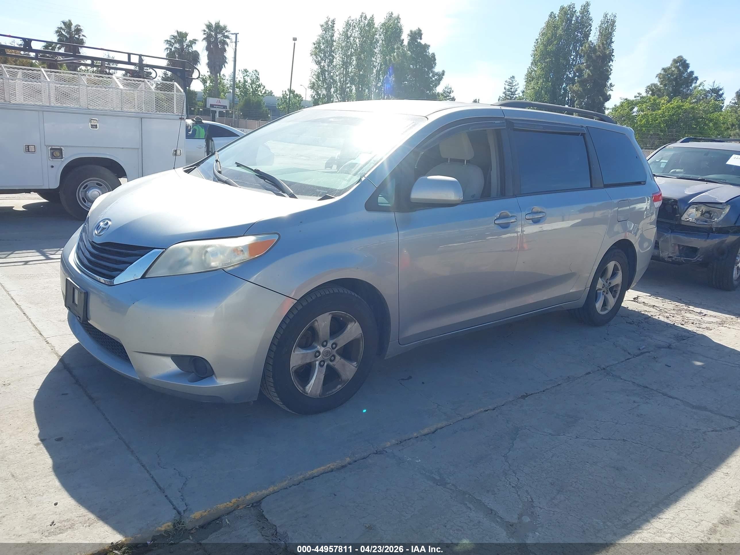 TOYOTA SIENNA image 2