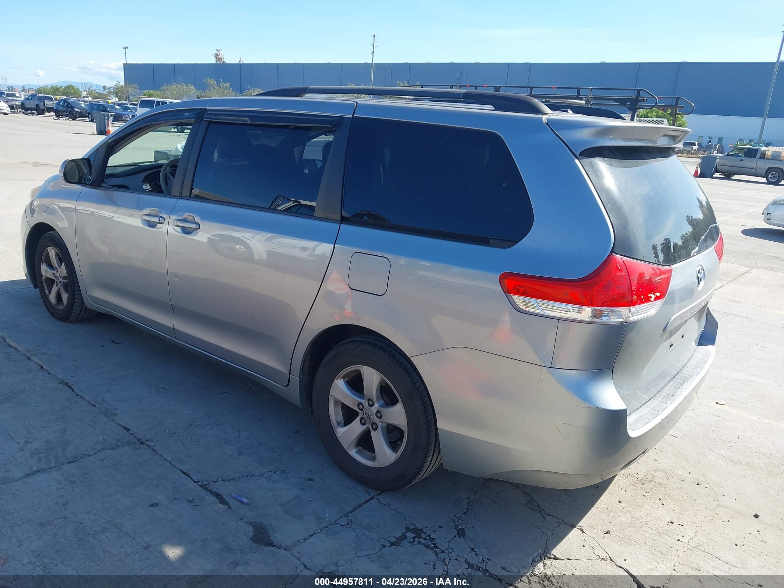 TOYOTA SIENNA image 3