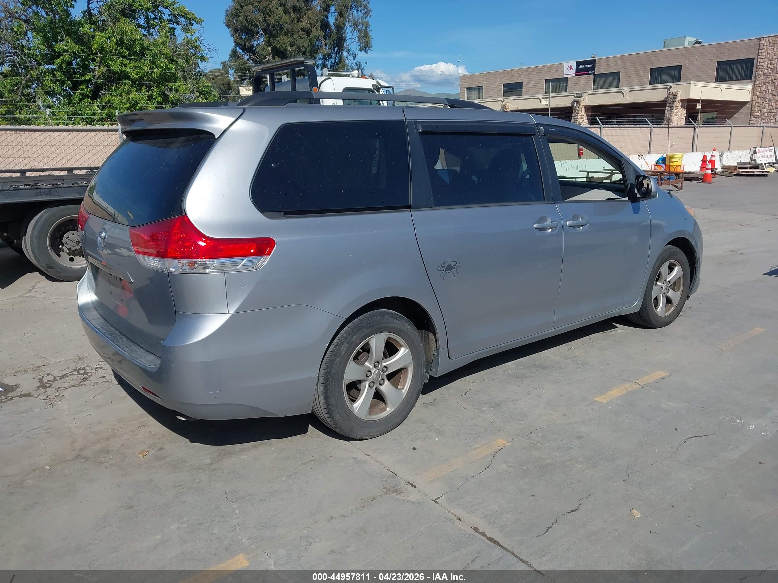 TOYOTA SIENNA image 4