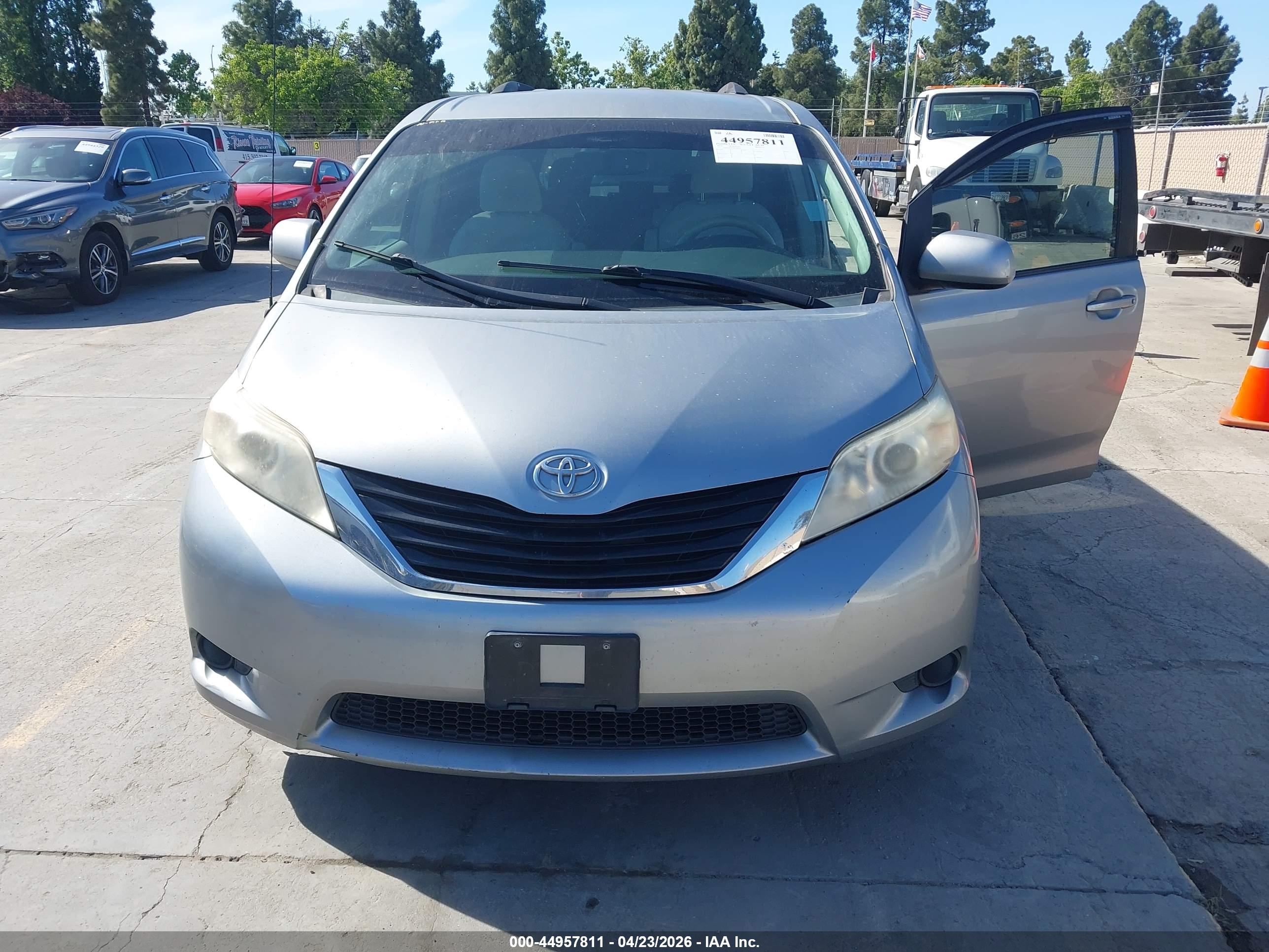TOYOTA SIENNA image 6