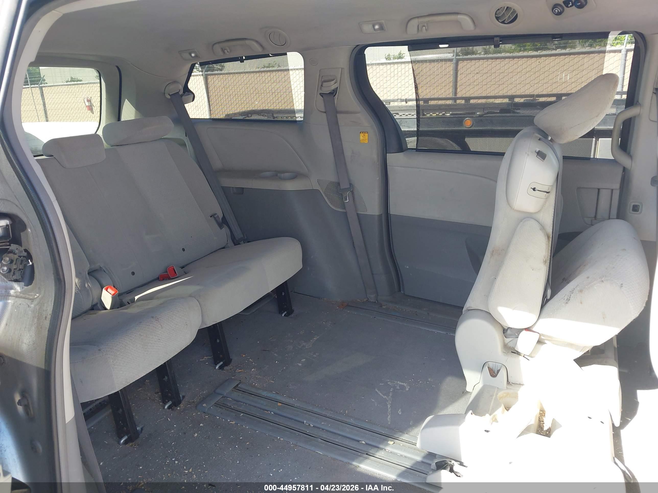 TOYOTA SIENNA image 8