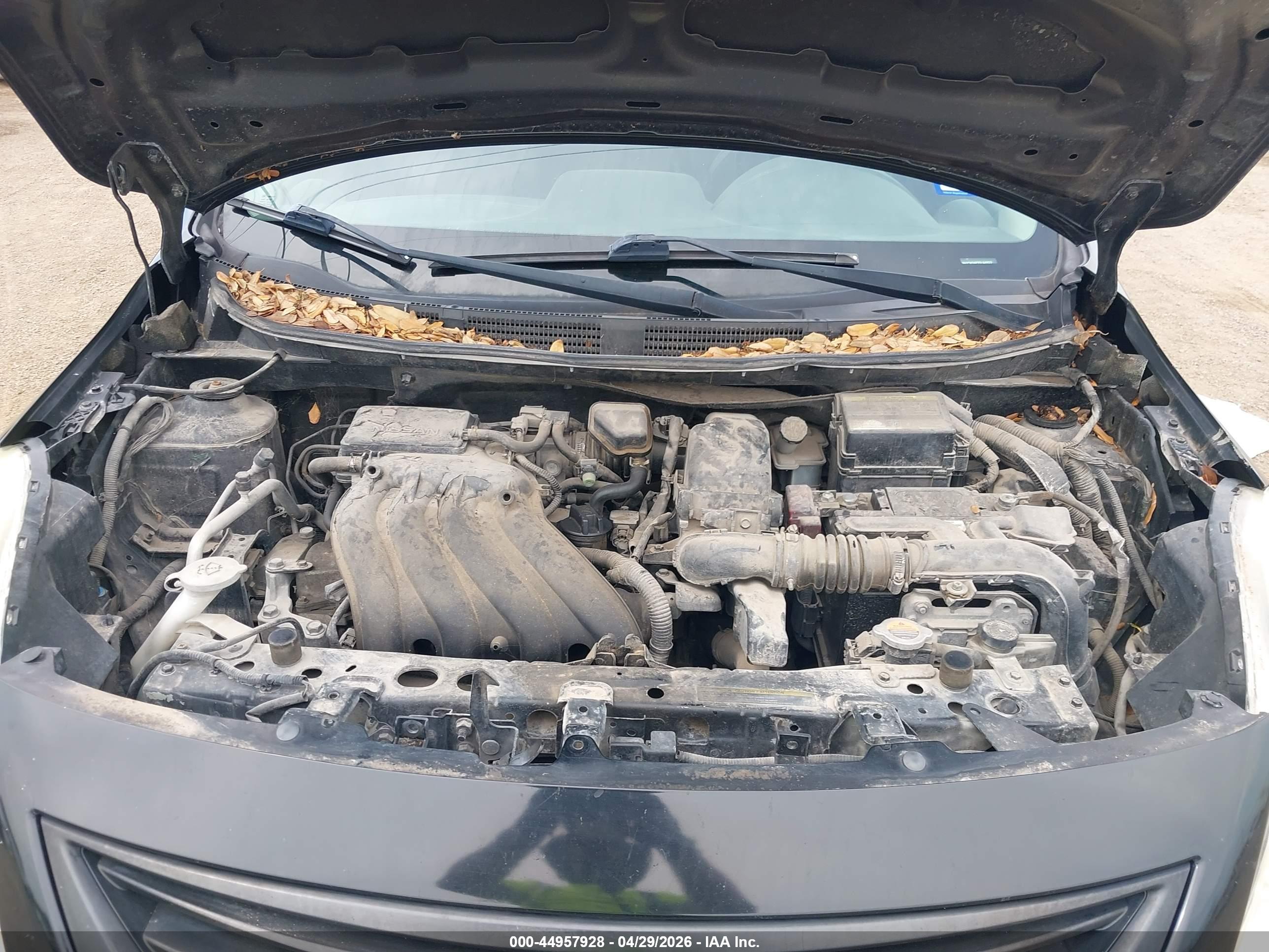 NISSAN VERSA image 10