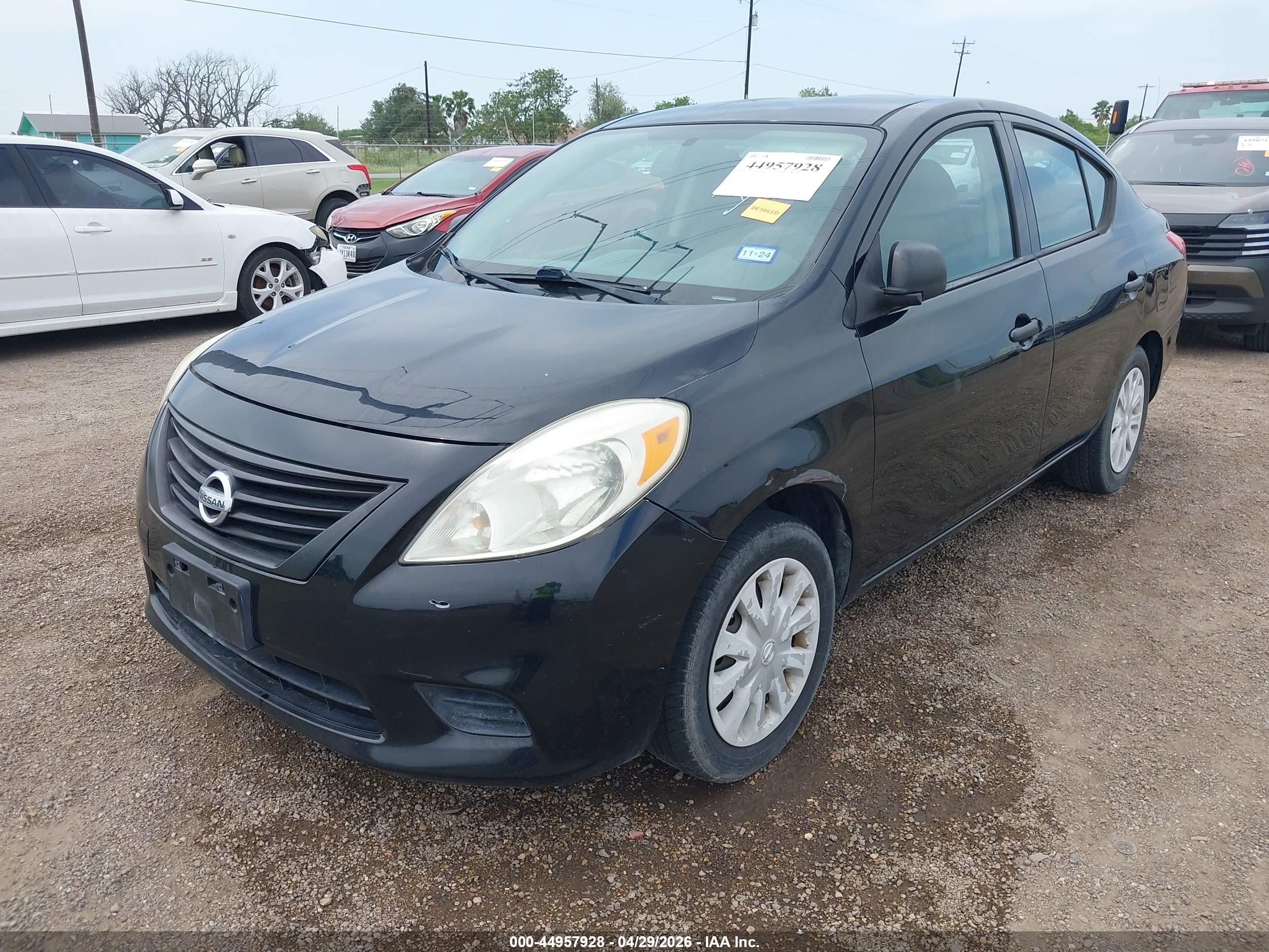 NISSAN VERSA image 2