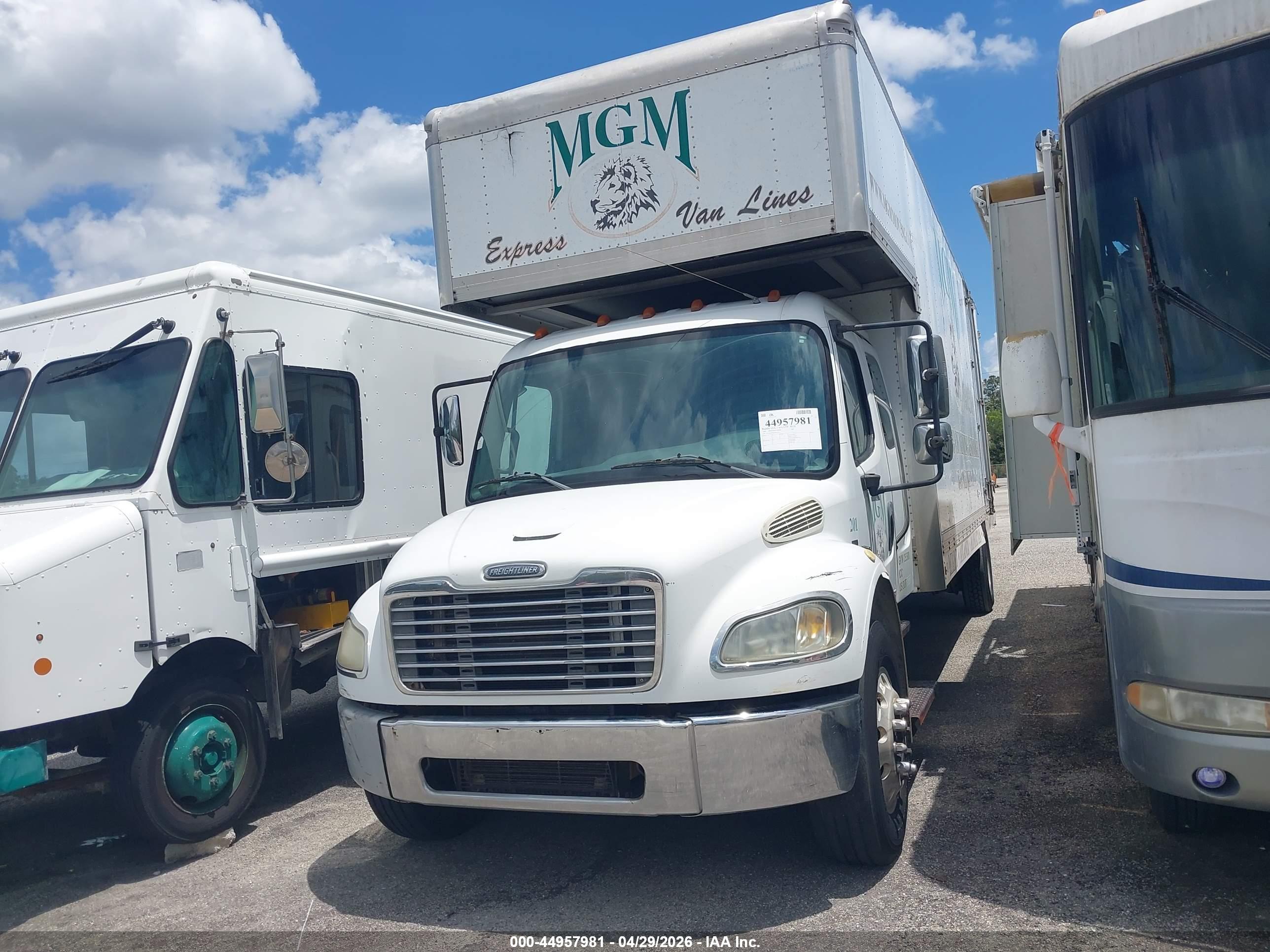 FREIGHTLINER M2 image 2