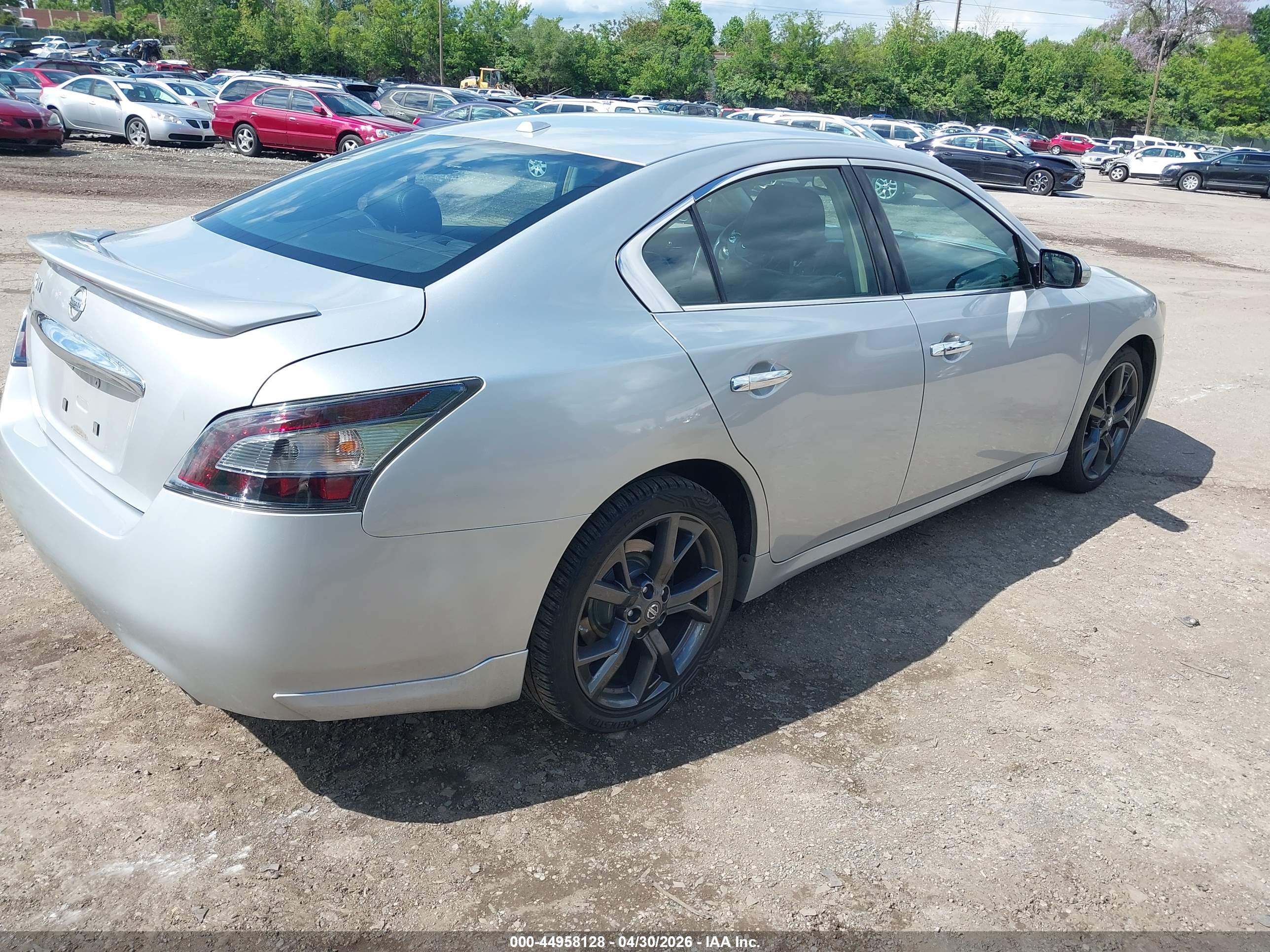 NISSAN MAXIMA image 4