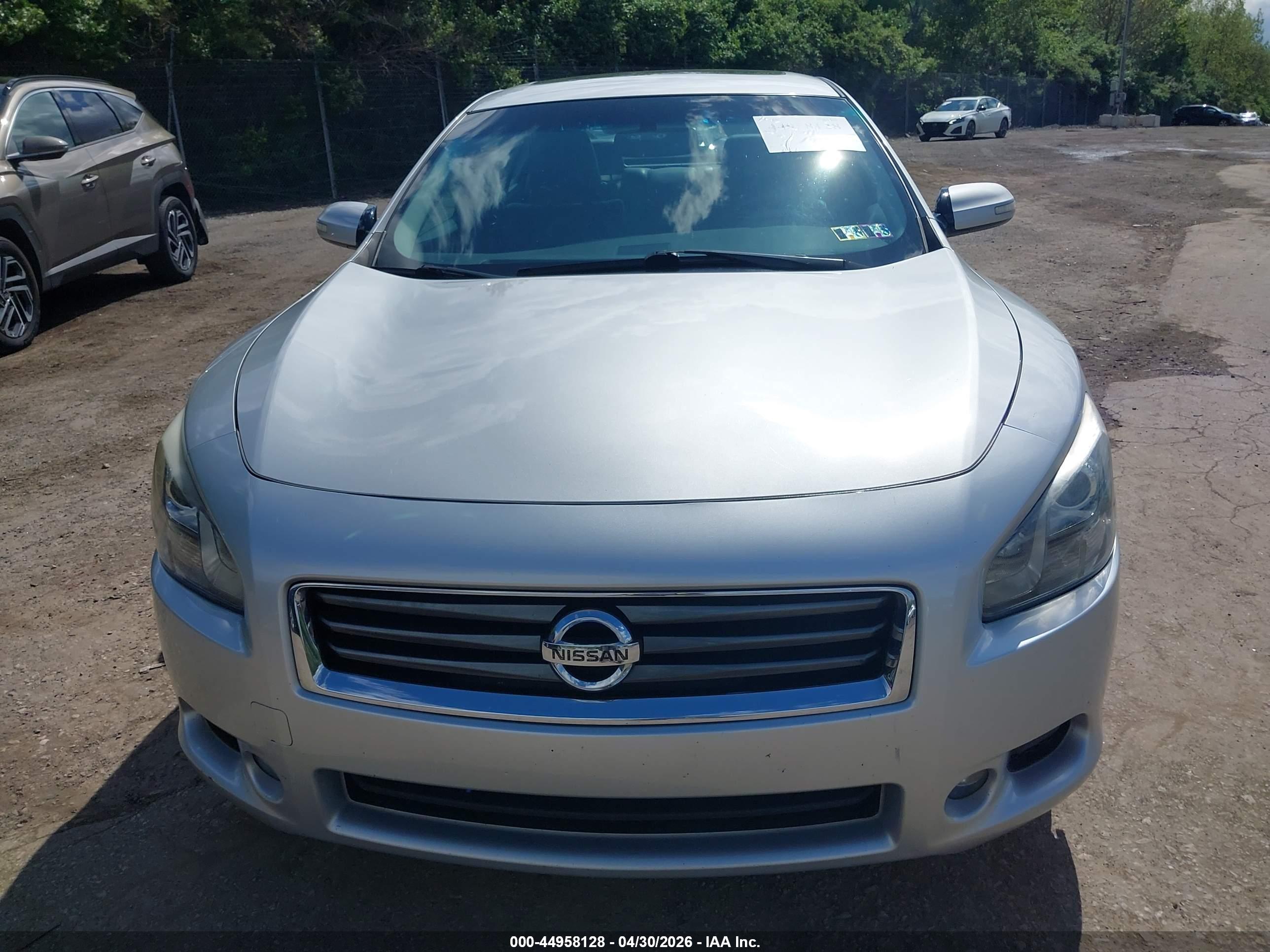 NISSAN MAXIMA image 6