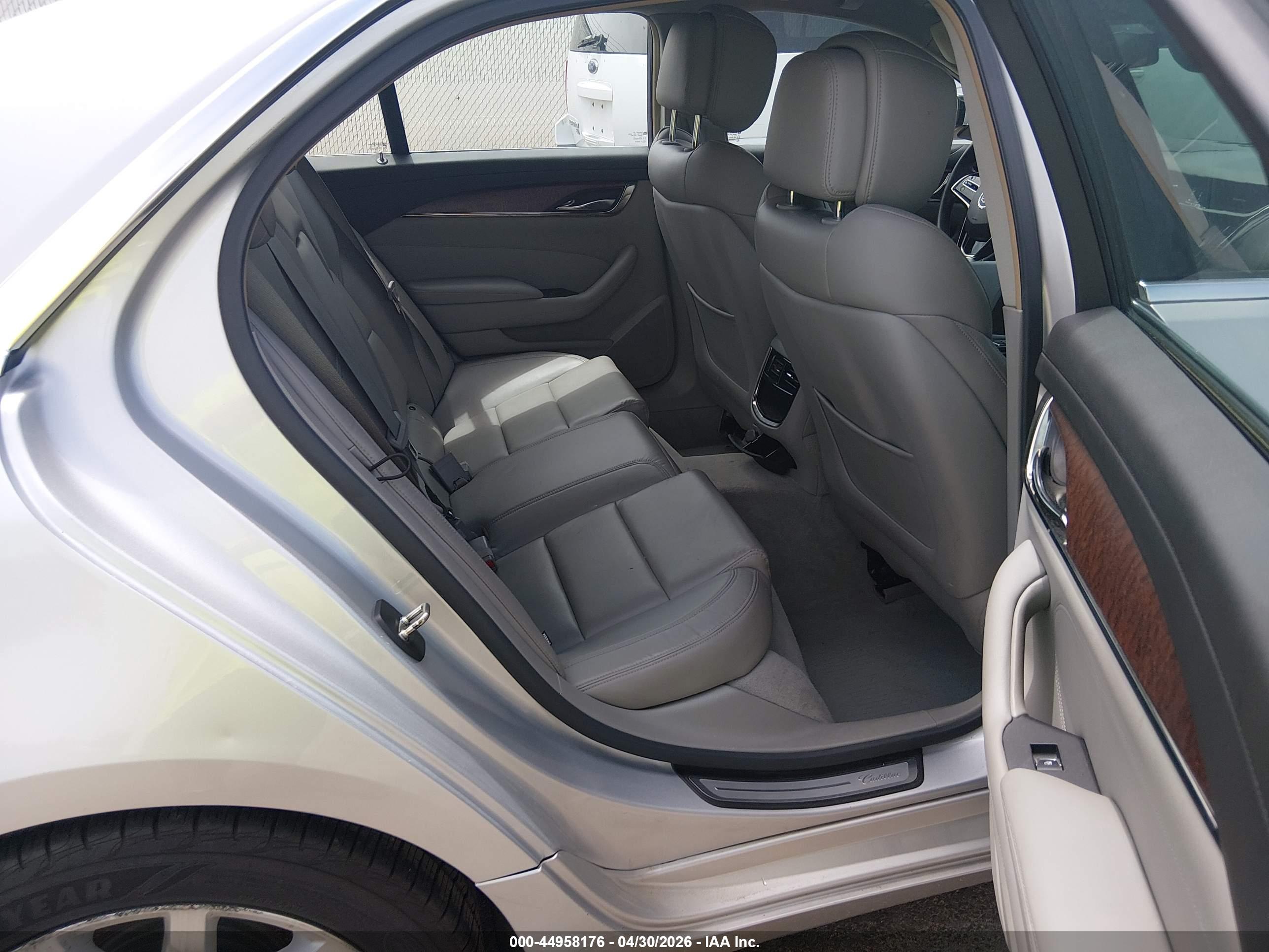 CADILLAC CTS image 8
