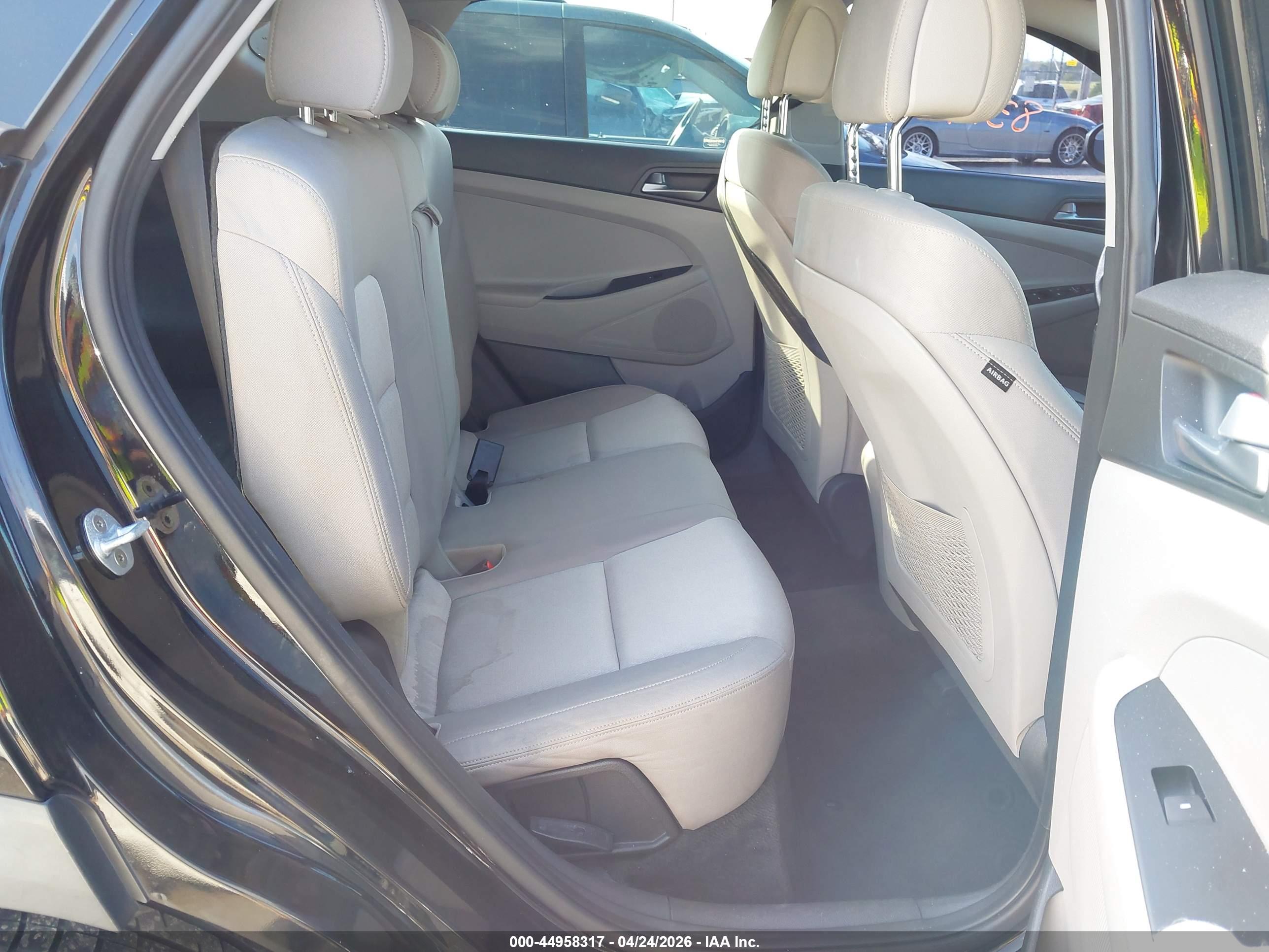 HYUNDAI TUCSON image 8