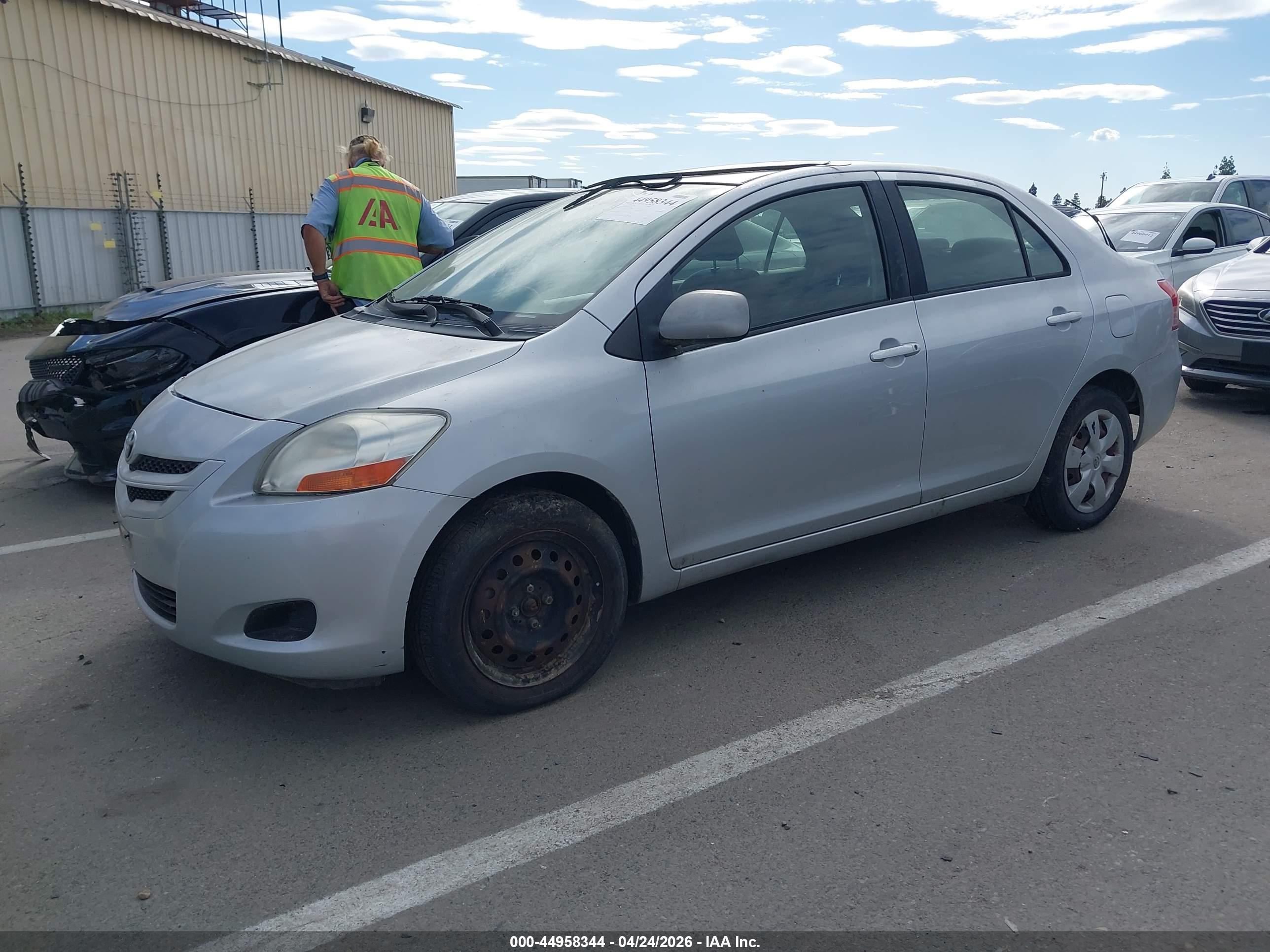TOYOTA YARIS image 2