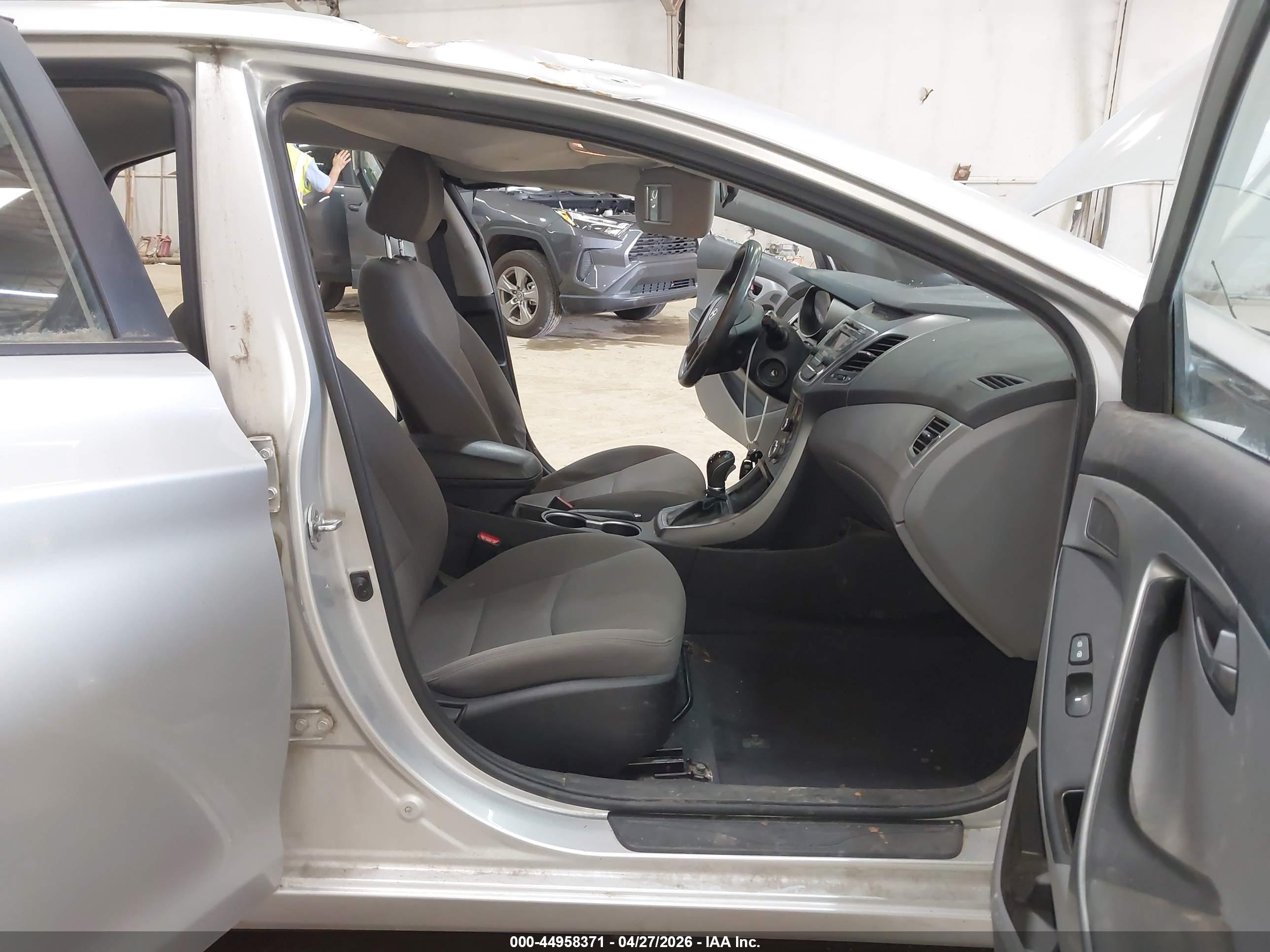 HYUNDAI ELANTRA image 5